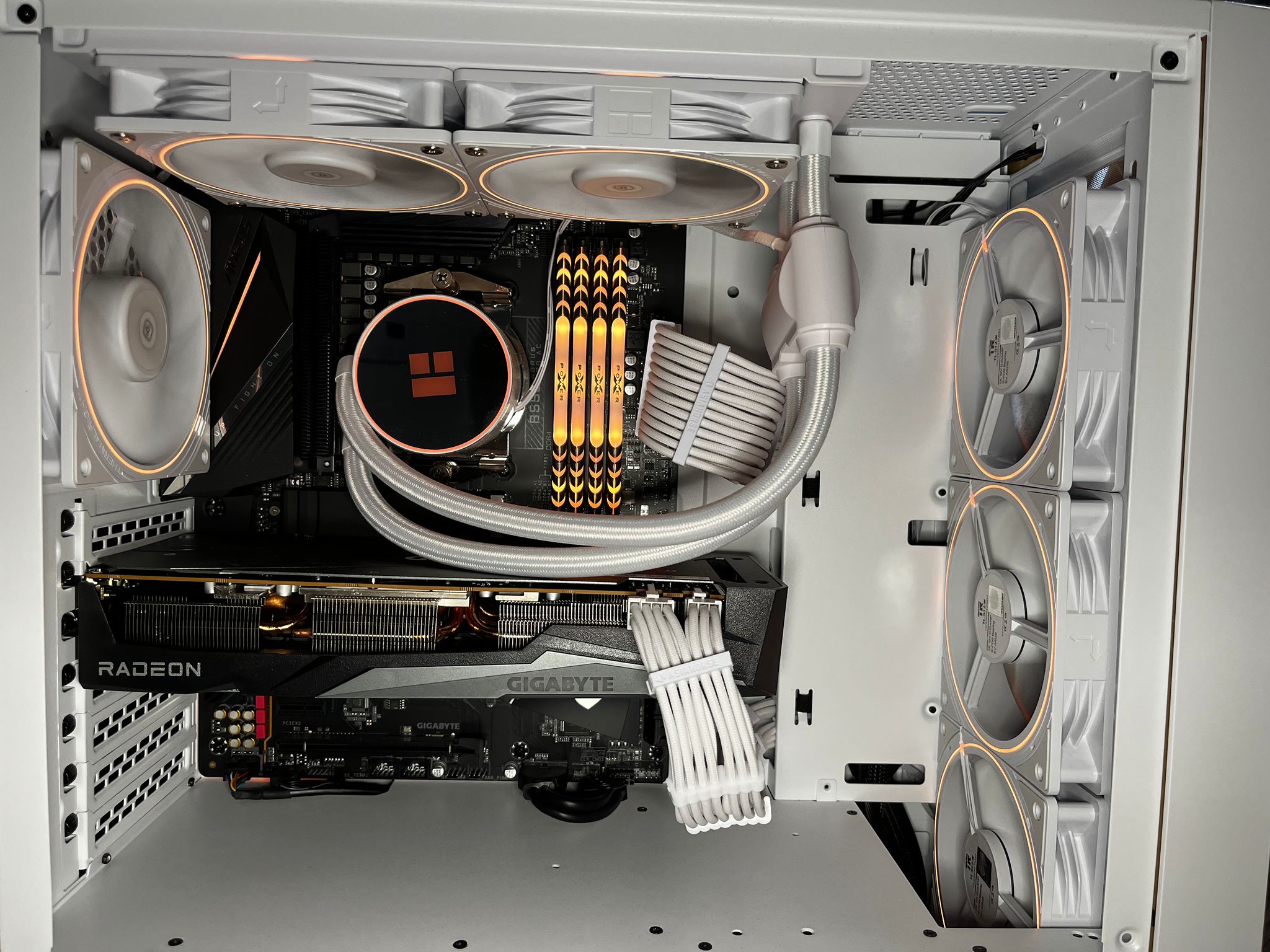 White Gaming PC (RYZEN 5 5600 +RX 6750xt)