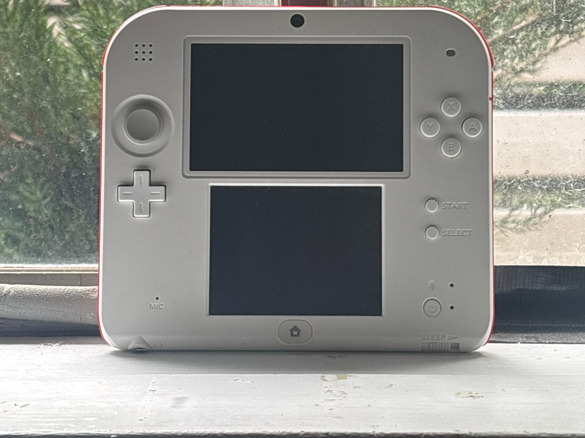 Nintendo 2DS Console White & Red FTR-001 - Excellent Condition Tested (no charger)