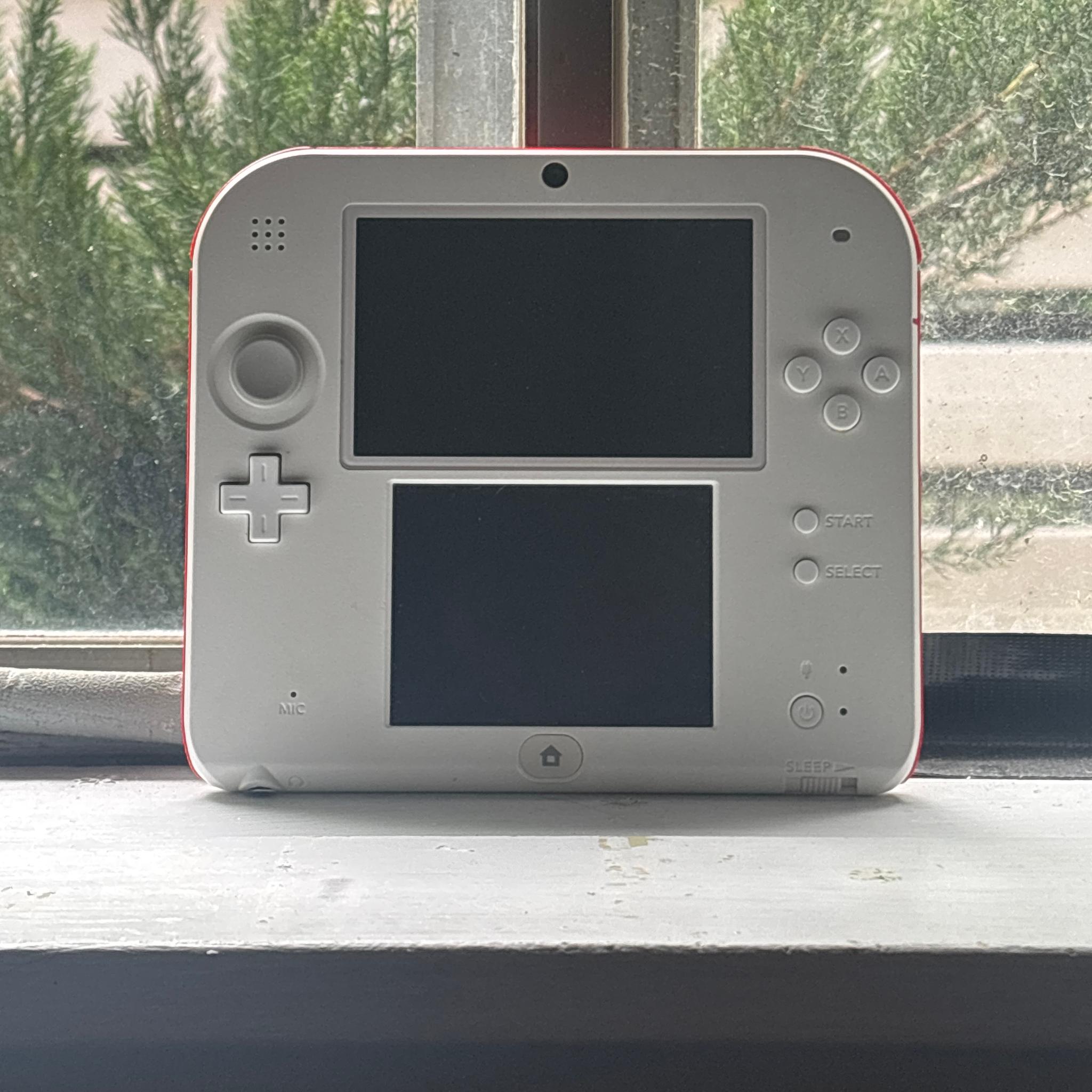 Nintendo 2DS Console White & Red FTR-001 - Excellent Condition Tested (no charger)