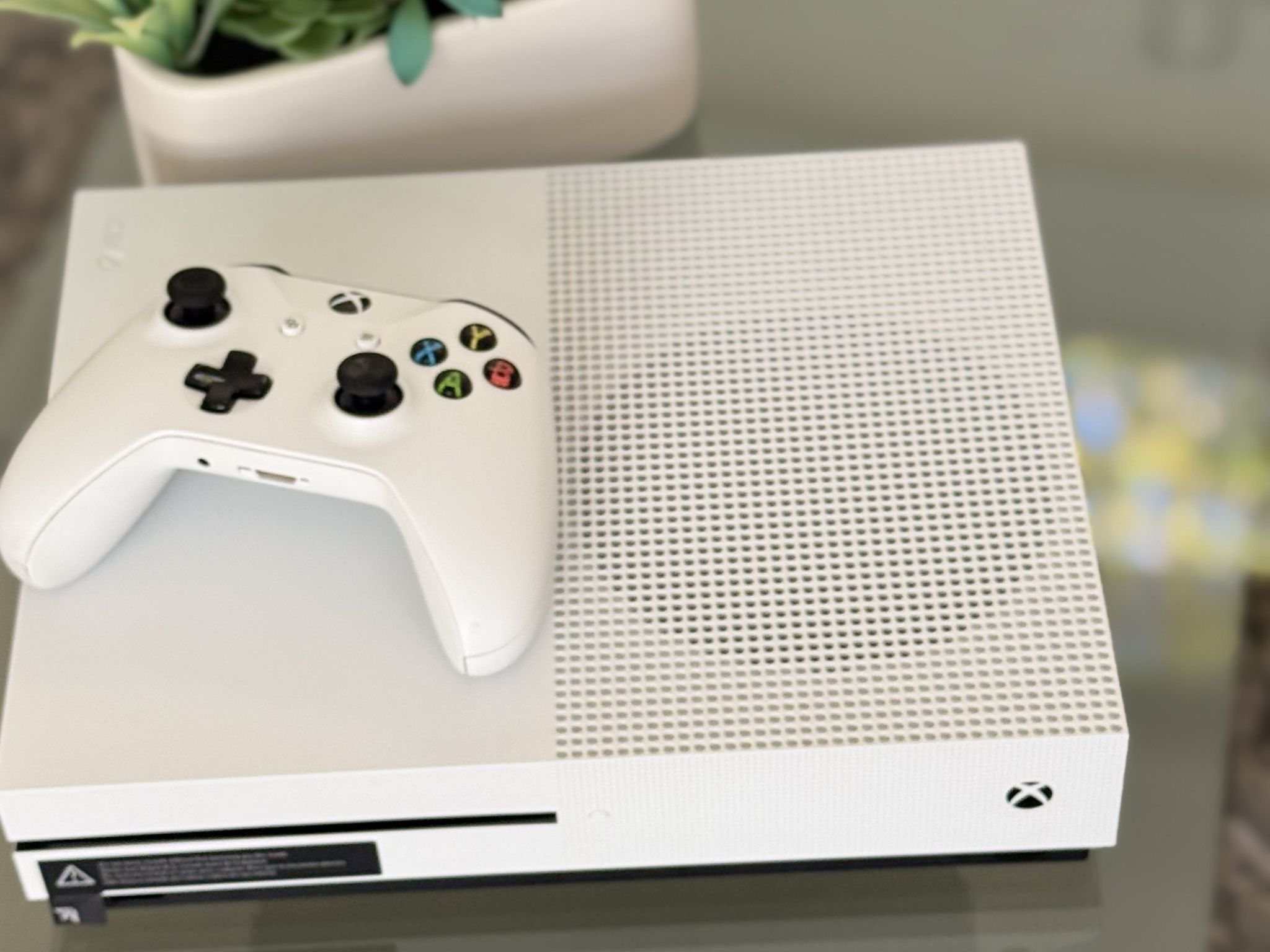 Great Deal! XBOX ONE S 1TB ALMOST NEW! + A FREE CONTROLLER!