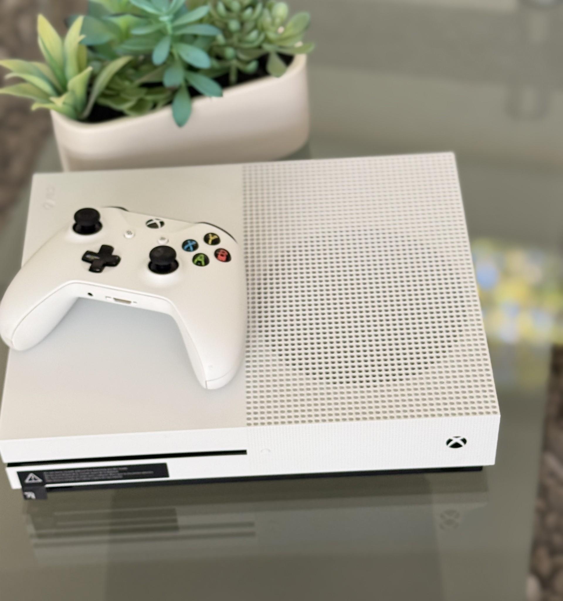 Great Deal! XBOX ONE S 1TB ALMOST NEW! + A FREE CONTROLLER!