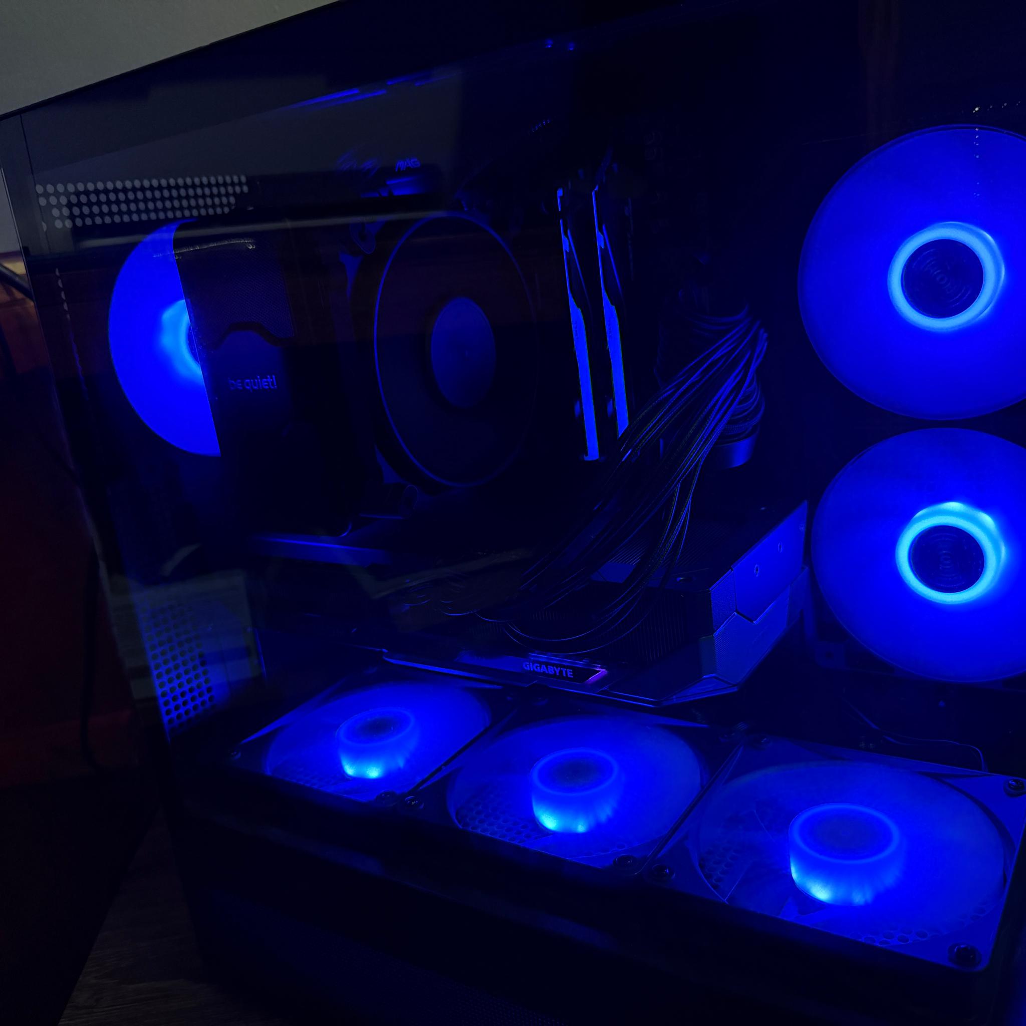 Ryzen 7 7800X3D + RX 9070 XT 16GB