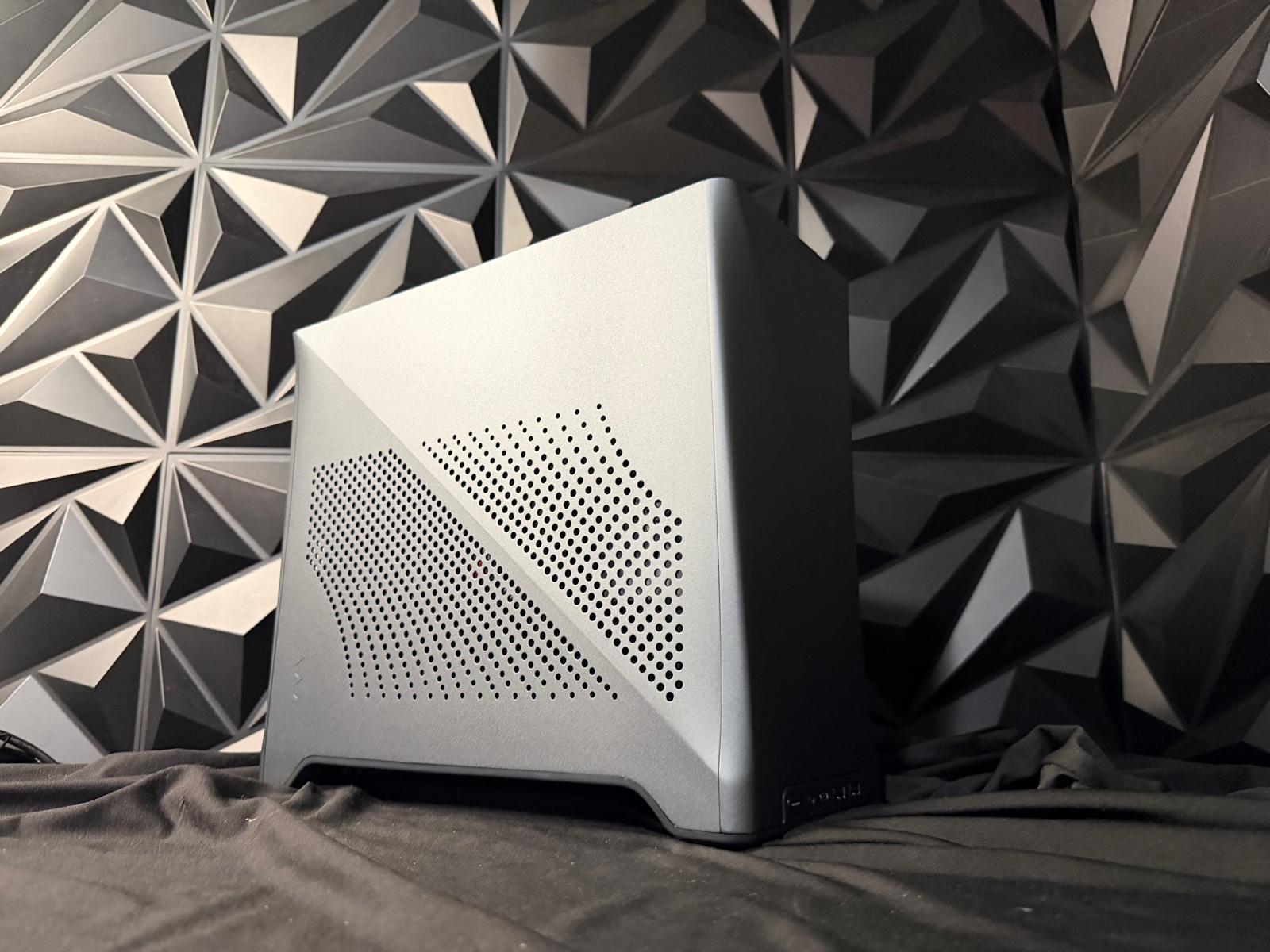 🖤🔥 Charcoal Oak 🌫️🖤 Ryzen 7 7700X| RX 9060XT 16 GB | 32 GB DDR5| 2 TB NVMe| 850W SFX PSU