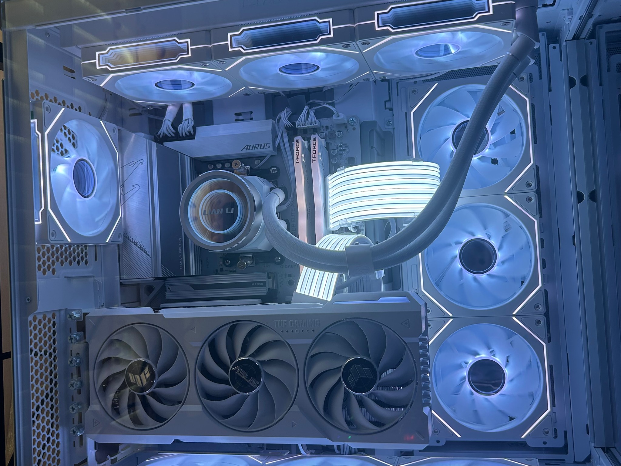 4070 ti super, 7900x, 32GB ram, 2TB Nvme, lian li all white pc build