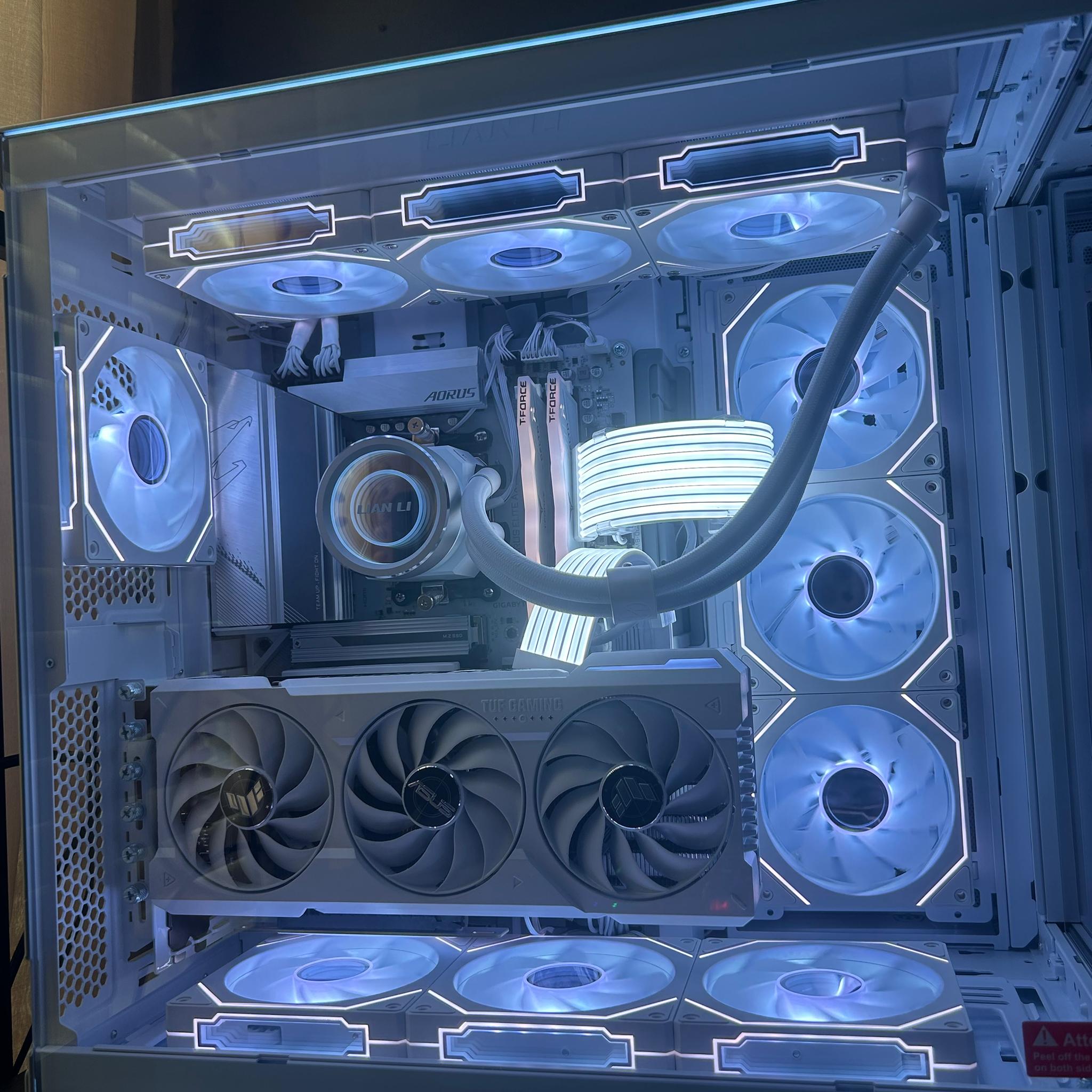 4070 ti super, 7900x, 32GB ram, 2TB Nvme, lian li all white pc build