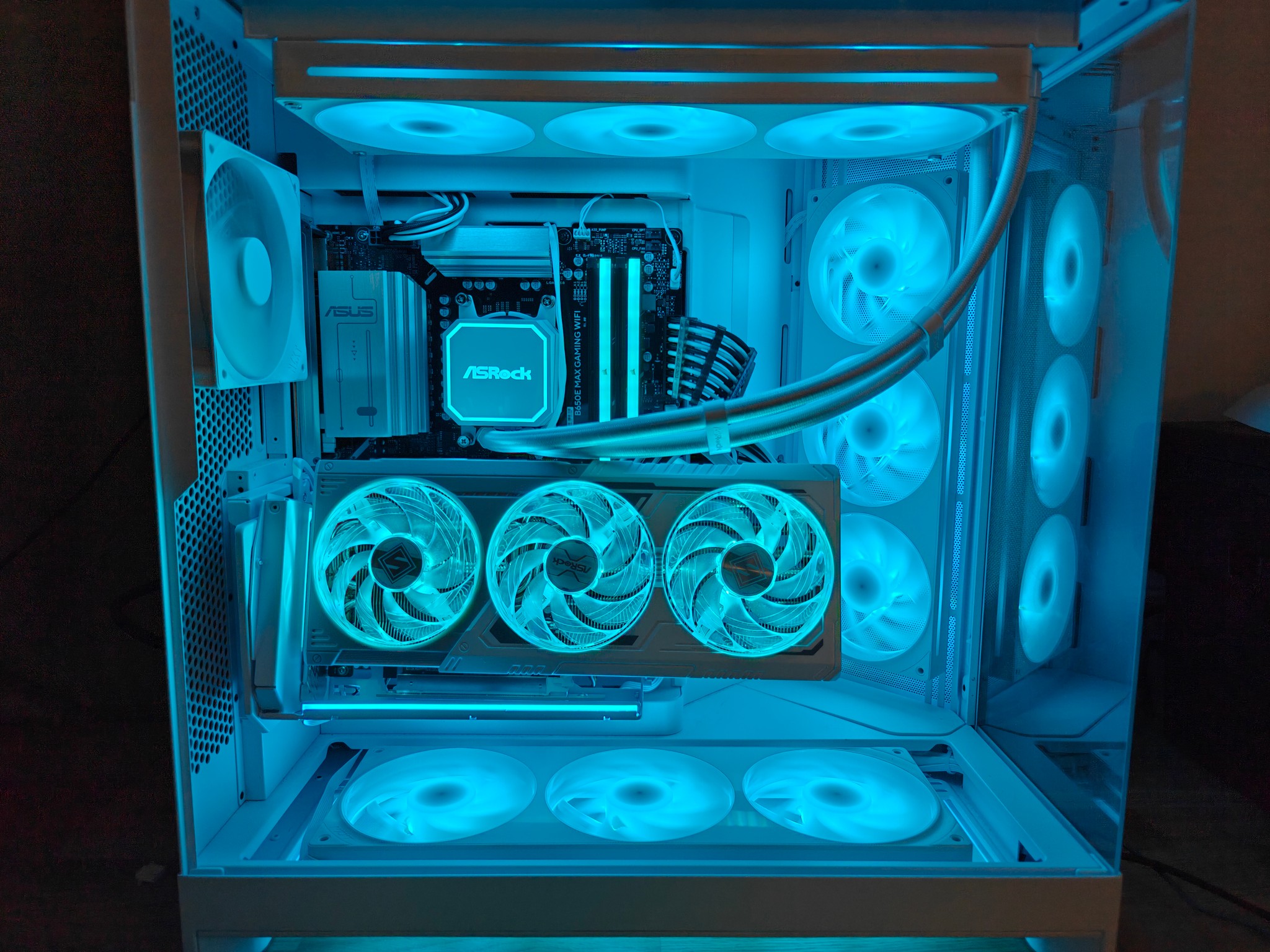 High-End White & Black Gaming PC — RX 9070 XT / Ryzen 7 7800X3D