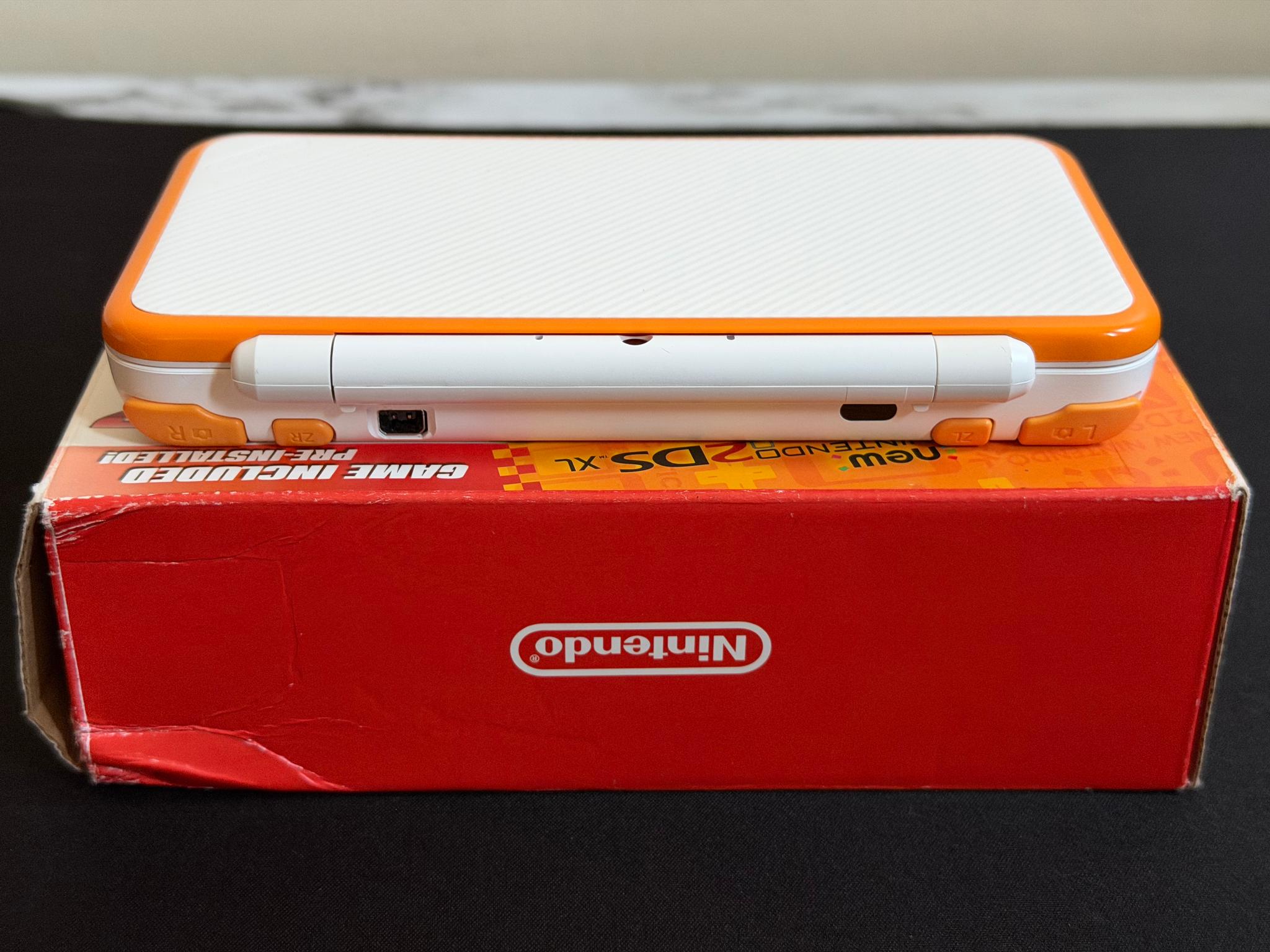 Nintendo 2DS XL – White/Orange ( Pristine Screens & Great Buttons!)