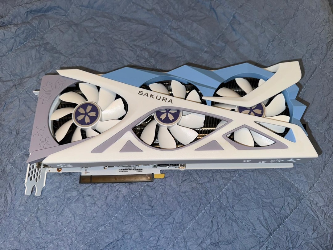 Yeston GeForce RTX 4070 SAKURA 本体 width=1080,quality=90,format=