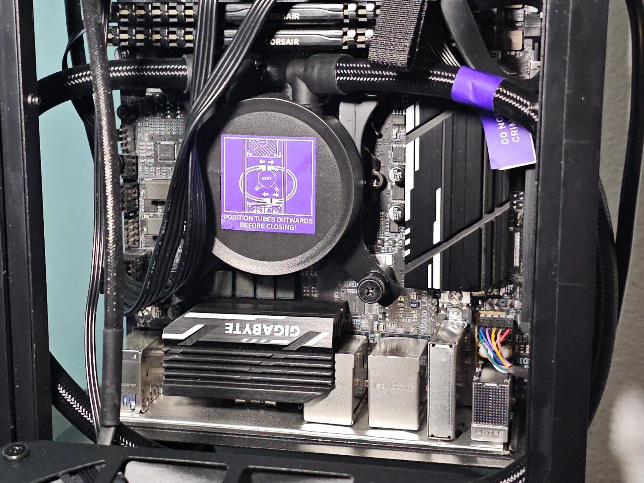 ITX White / i7 8700k / GTX 1070 8GB / 16GB DDR4 / 1TB SSD / Wi-Fi + BT / Watercooled