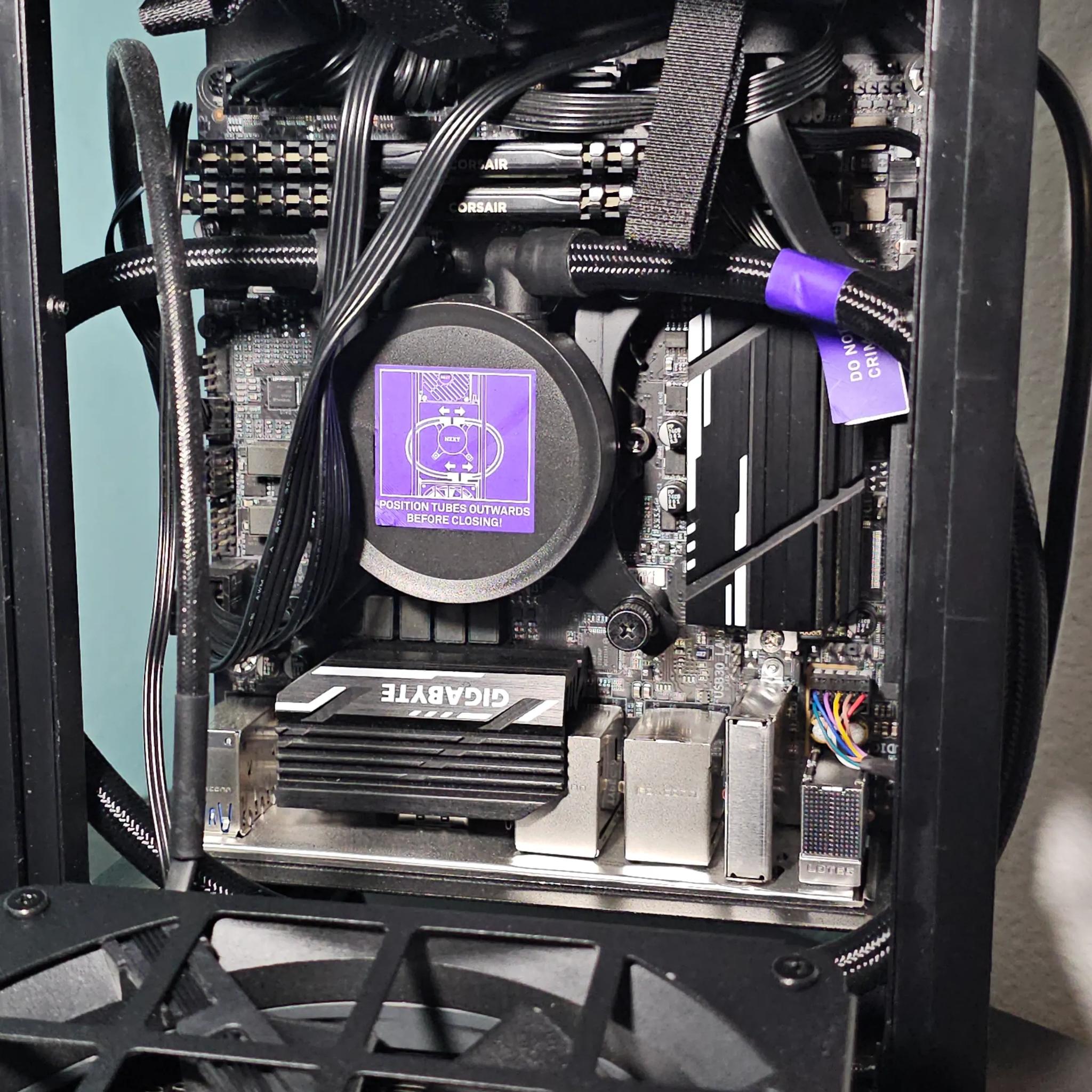ITX White / i7 8700k / GTX 1070 8GB / 16GB DDR4 / 1TB SSD / Wi-Fi + BT / Watercooled
