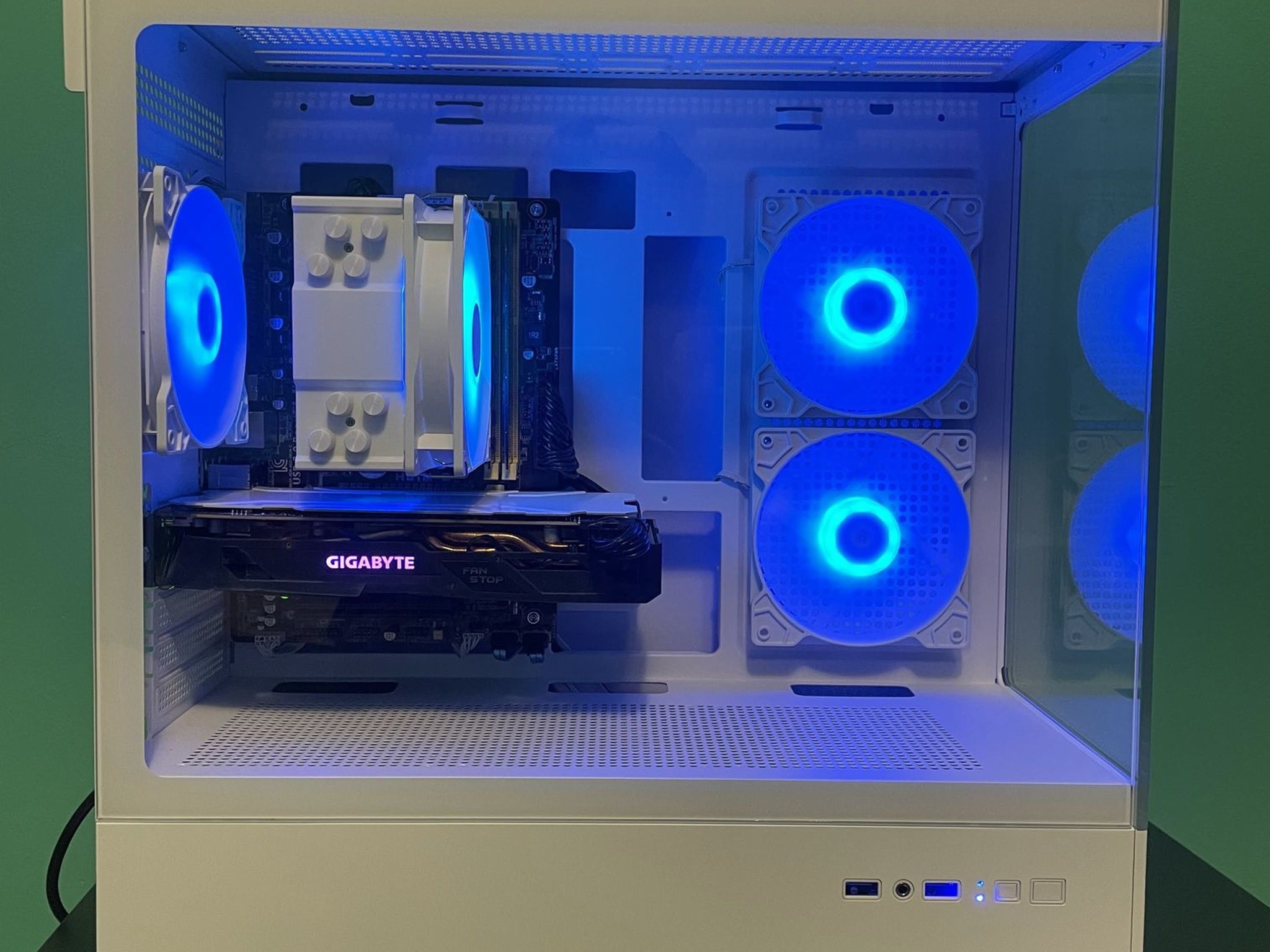 Custom White Glass Gaming PC | Intel i7 / AMD RX580 / 8GB / 1.1TB Win 11 Pro + Wi-Fi
