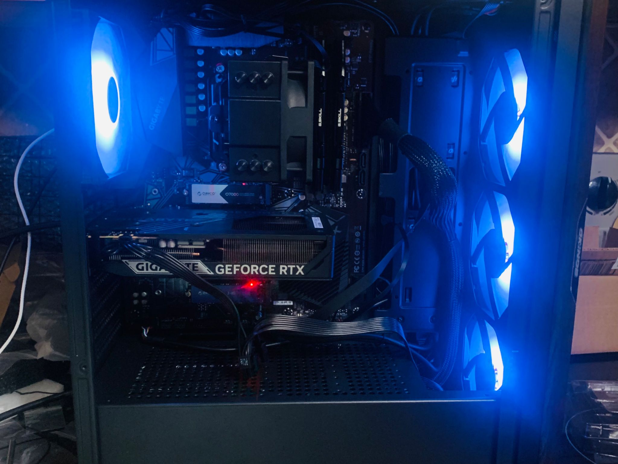 Wood Grain case + RTX 5060 Ryzen 7 5700x