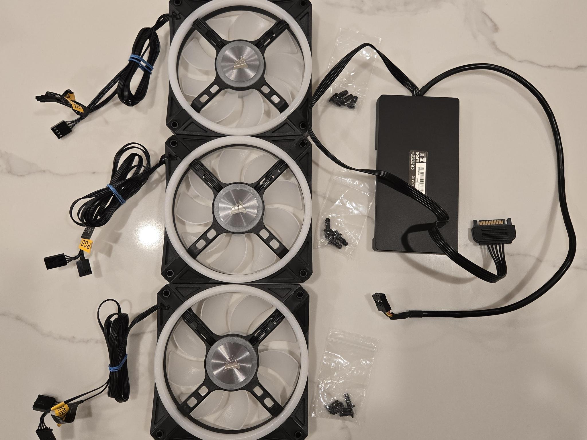 Corsair iCUE QL120 120 mm Fans (3-Pack) w/ Corsair iCUE Commander Core