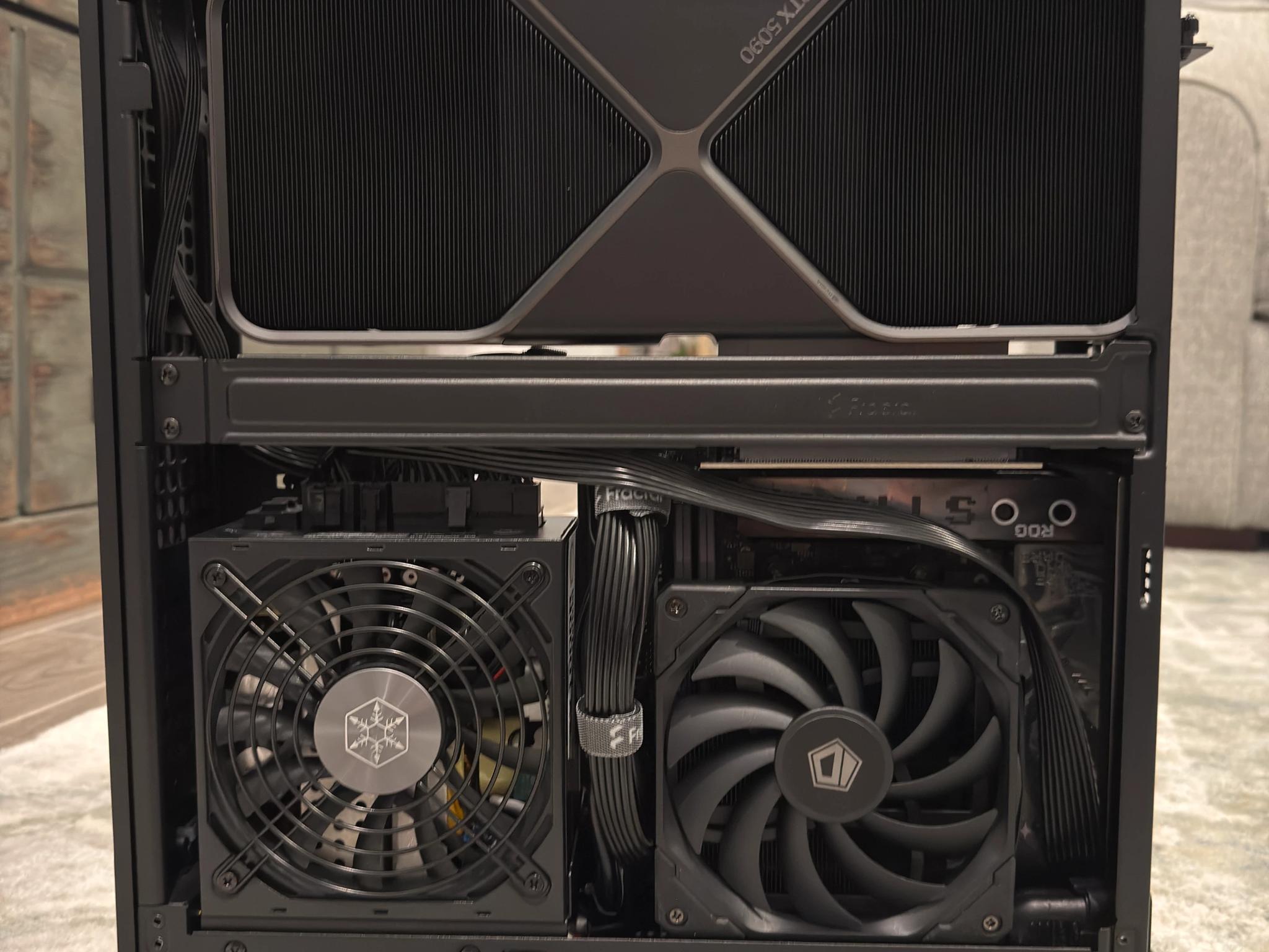 5090 FE / AMD RYZEN 9 9900X3D / FRACTAL RIDGE