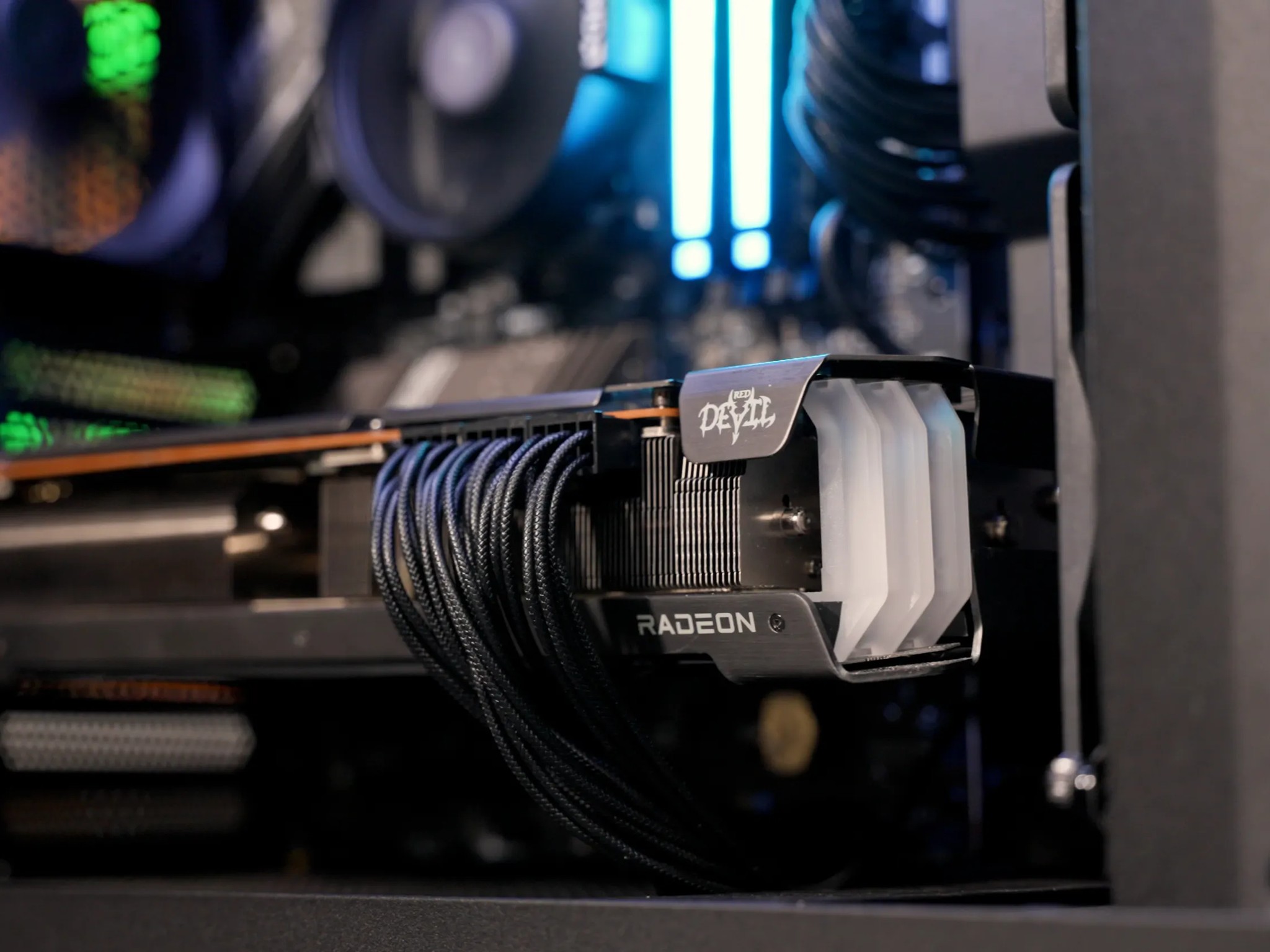 Nerd on a Budget | LTT PC Challenge Build – Ryzen 5 7600 + RX 6950 XT