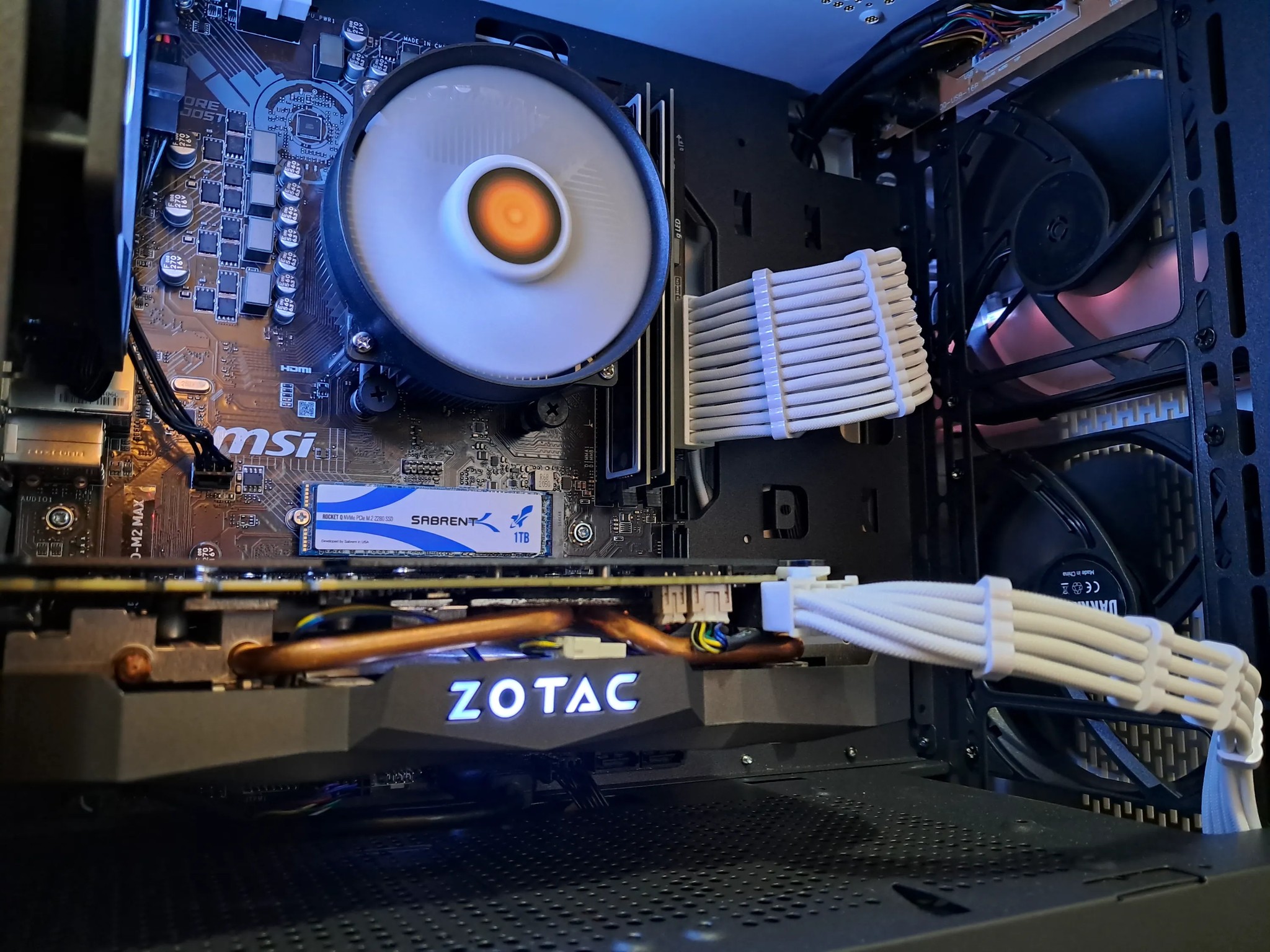 🔴⬜ Aesthetic Gaming PC ⬜🔴Nvidia GTX 1070 Ti | Ryzen 5 1600 (6C/12T) | 1TB SSD | 16GB DDR4-3200