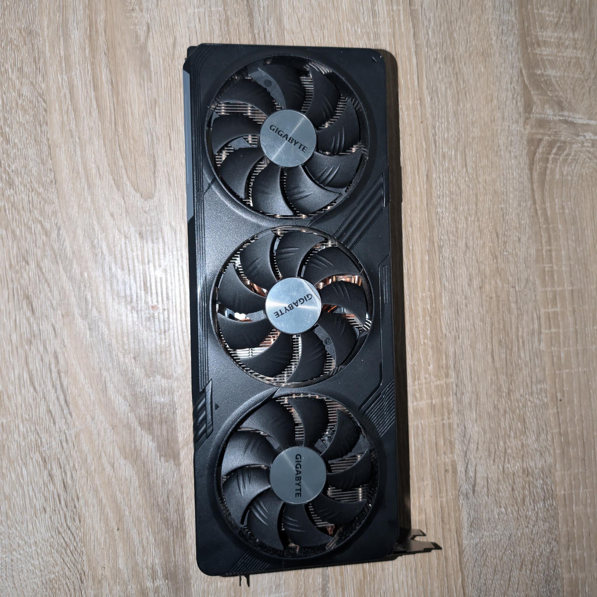 GIGABYTE Radeon RX 7800 XT GAMING OC 16G
