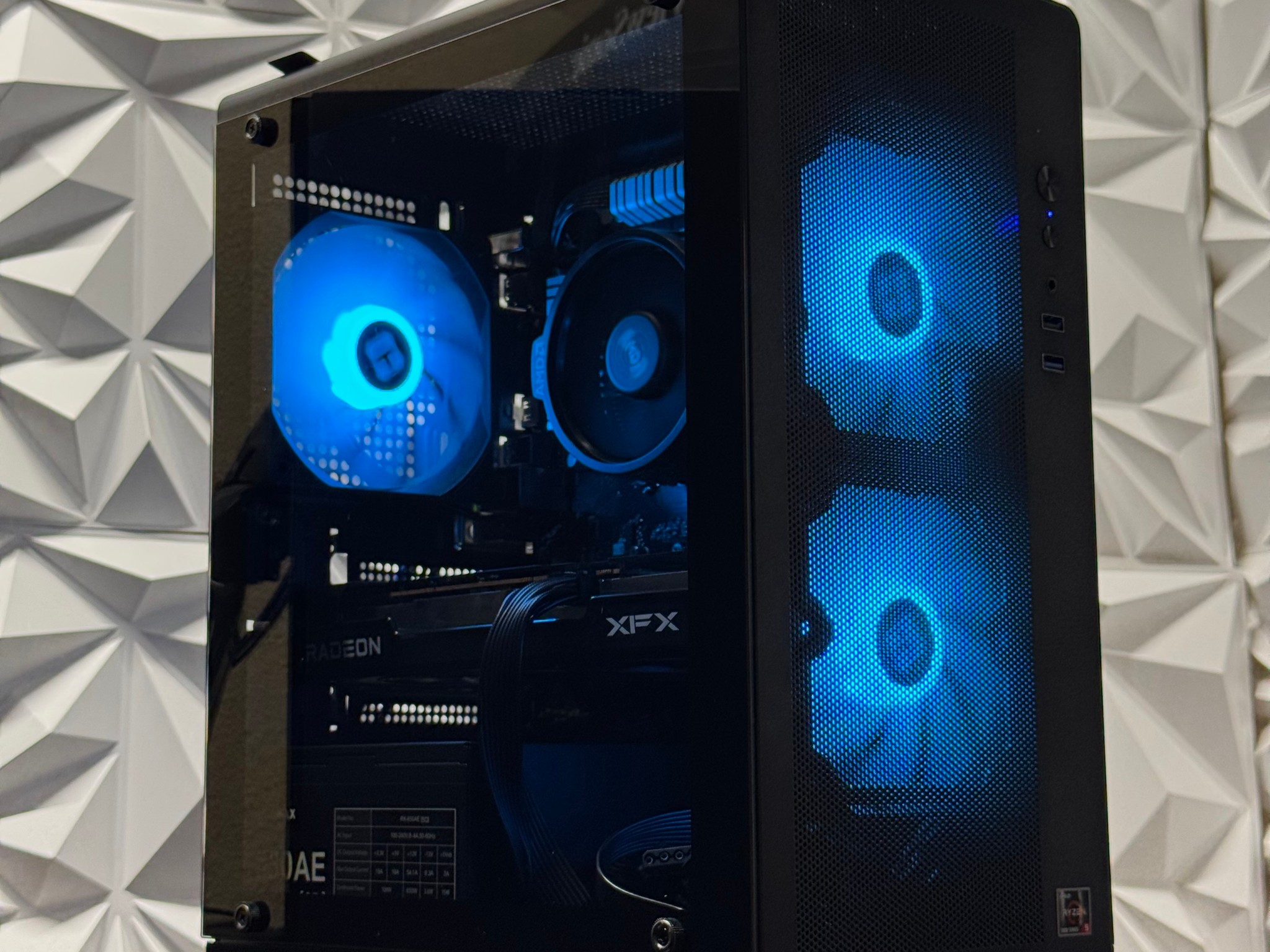 Rx 6600 / Ryzen 5 5500 / 16GB DDR4 Ram / 500GB Samsung SSD / Windows 11