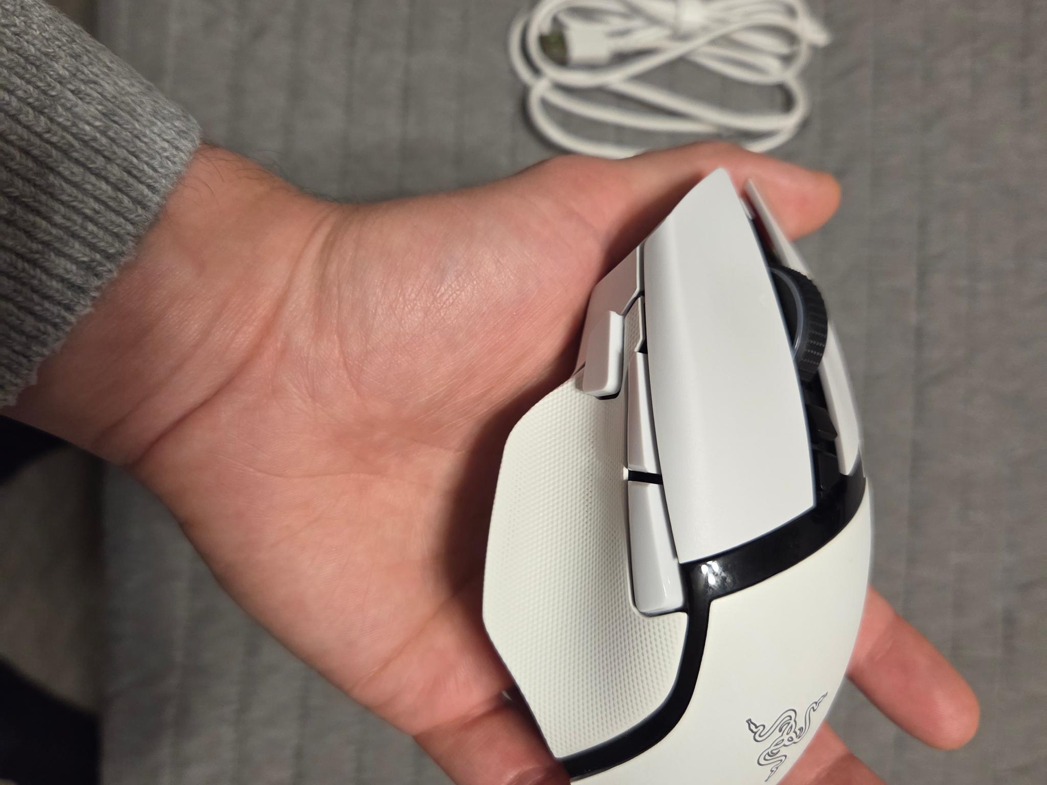 Razer Basilisk v3 pro 35k in Mercury White (Great Condition)