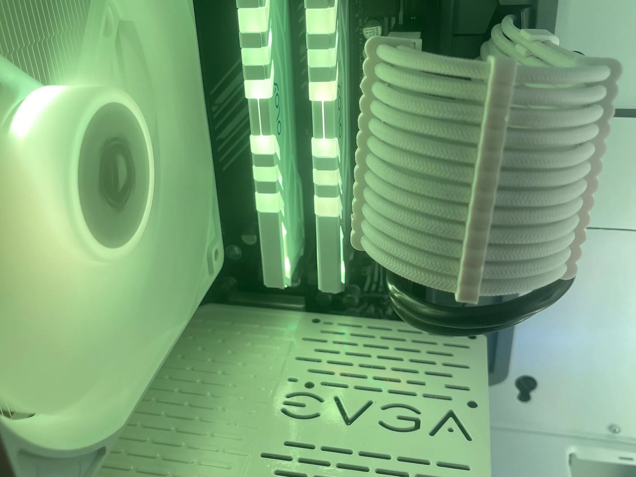 - White Out - Ryzen 5 3600/GTX1080SC