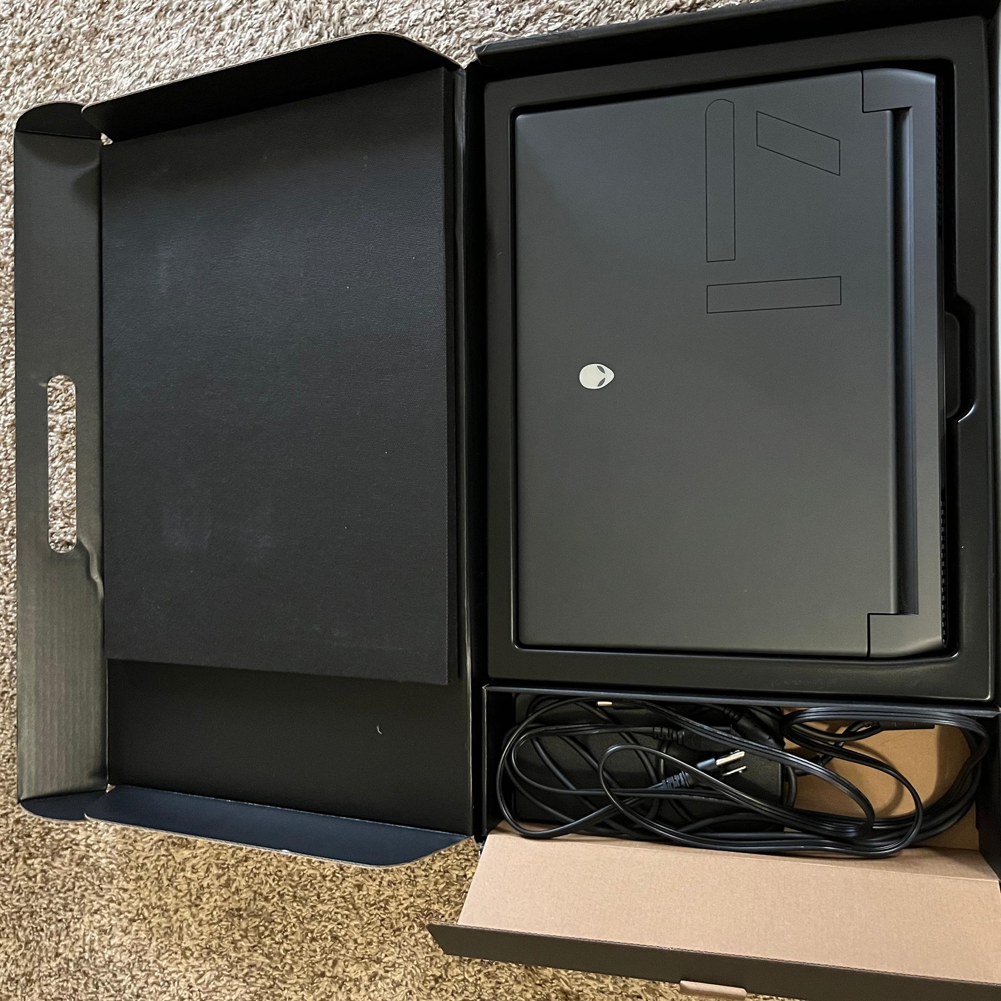 Alienware M17 R5 Ryzen 7 6800H rx6700m 1080p 165hz