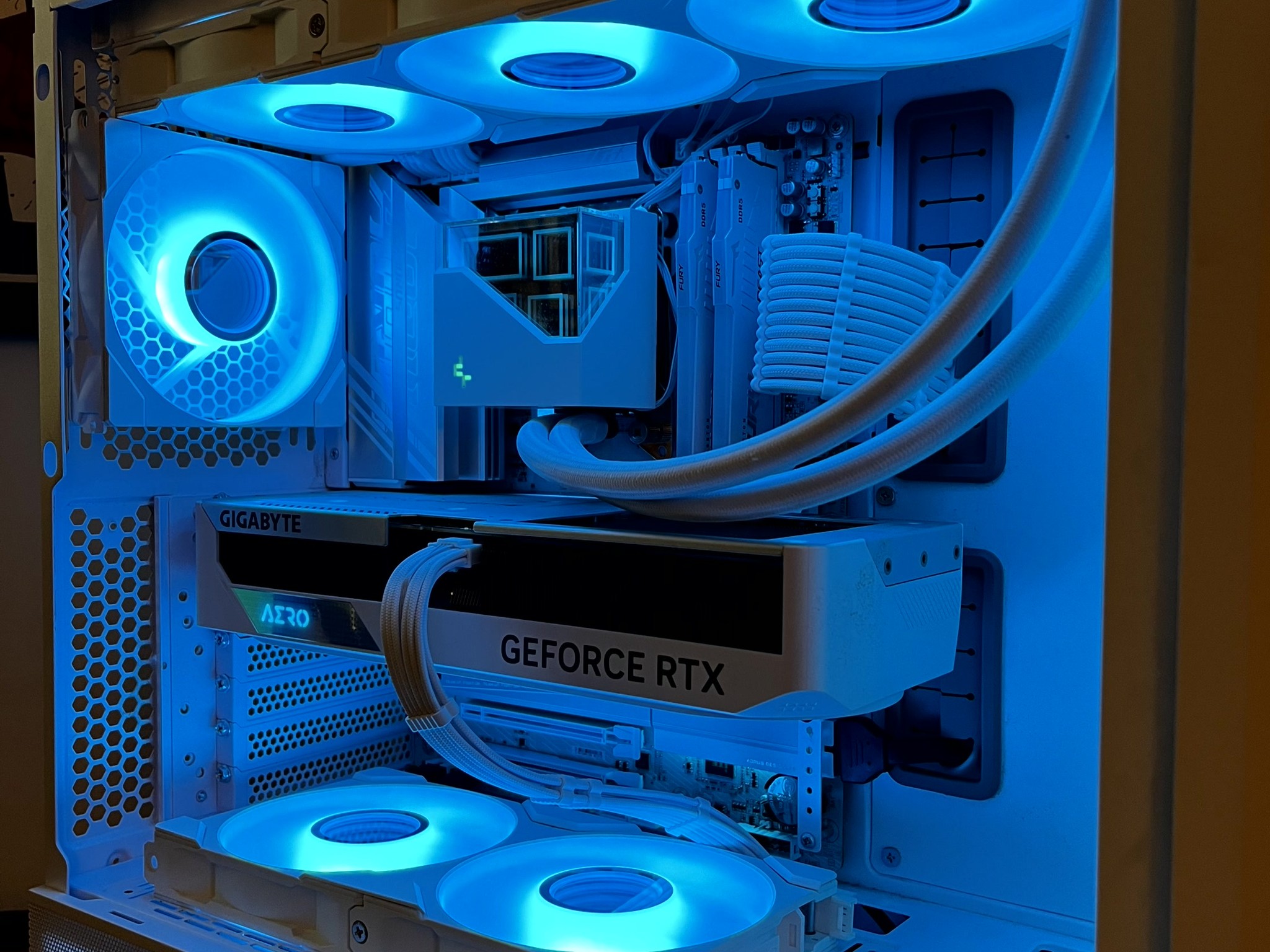 Arctic Wolf - Ryzen 7 7800X3d | Nvidia 4070 OC 12GB | 32GB @6000 MT/sec | 4TB NVME | 1000W Gold PSU