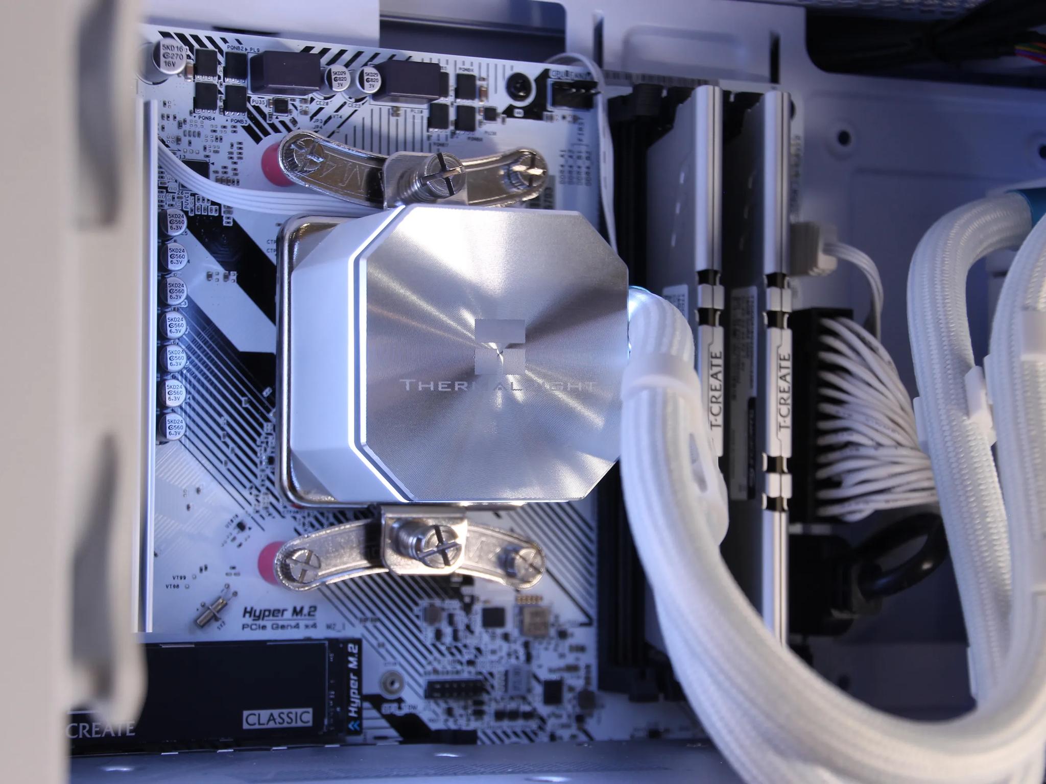 𝙄𝘾𝙀𝙀 // Ryzen 7 3700X, RTX 3070 // Mid-range Gaming PC