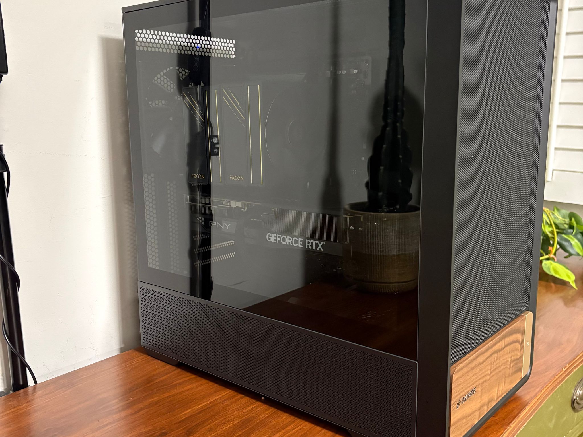 RTX 5070 Ti | Ryzen 5 7600X3D | 32GB DDR5 | 2TB NVMe | ATX 3.1 850W | Okionos Air Cross (ATX)