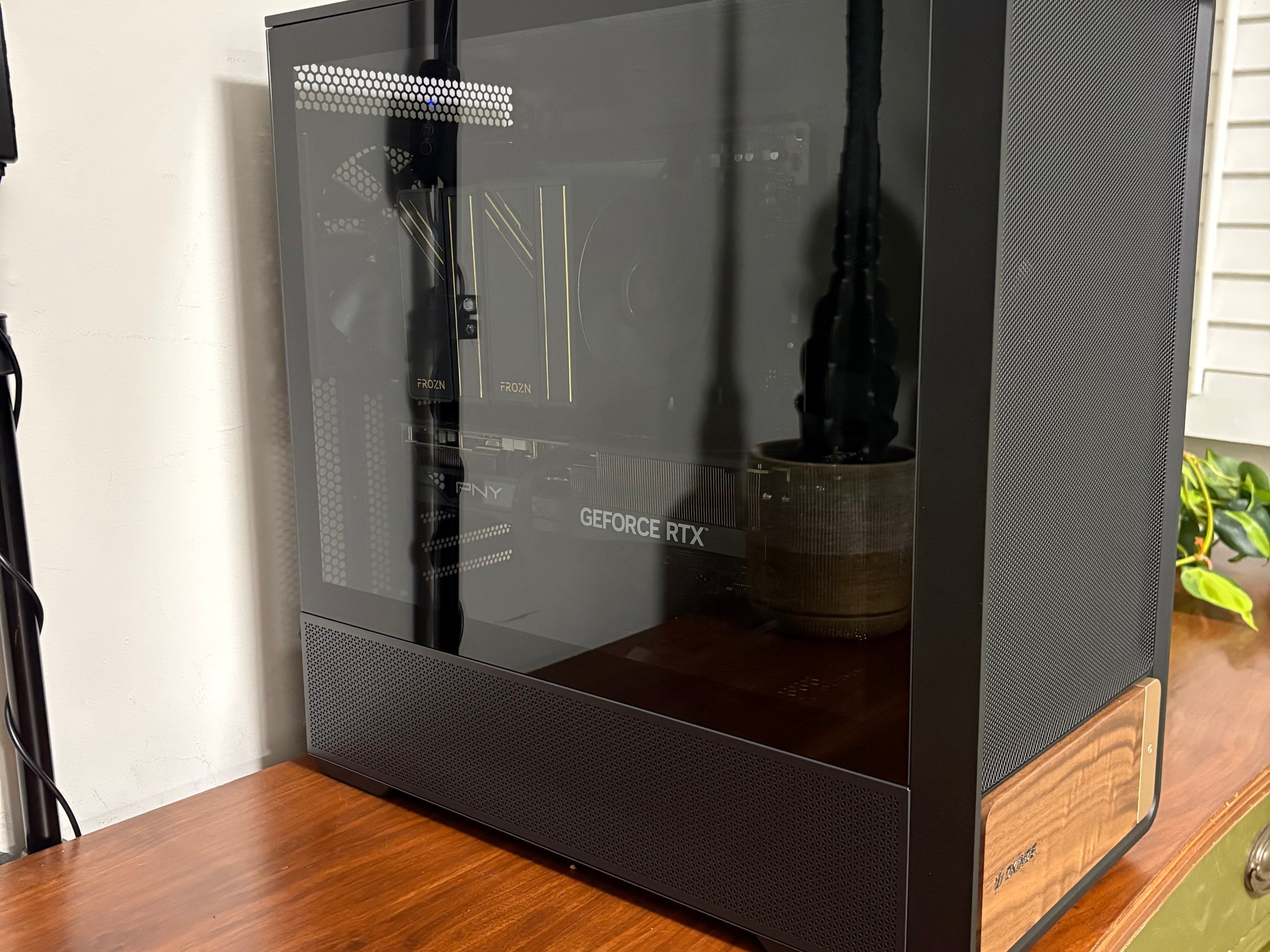 RTX 5070 Ti | Ryzen 5 7600X3D | 32GB DDR5 | 2TB NVMe | ATX 3.1 850W | Okionos Air Cross (ATX)