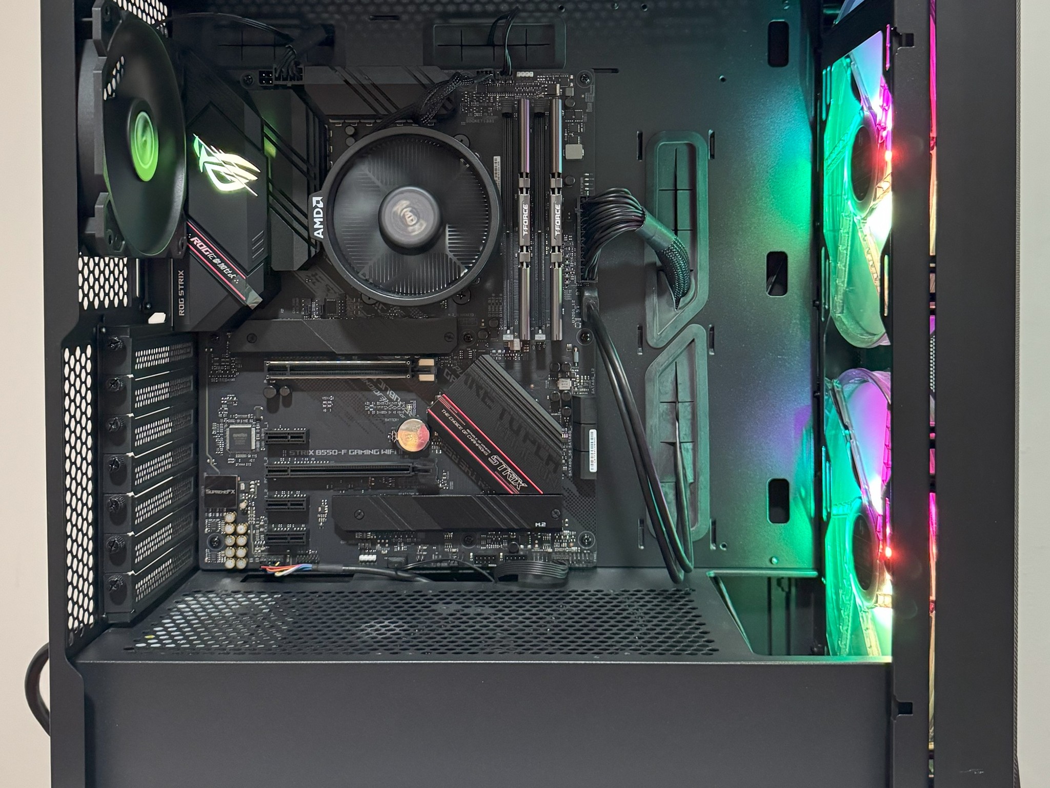 ASUS STRIX B550-F AMD Ryzen 5 5600GT Gaming PC Radeon Vega 7 Graphics 32GB DDR4 1TB SSD Lian Li 215