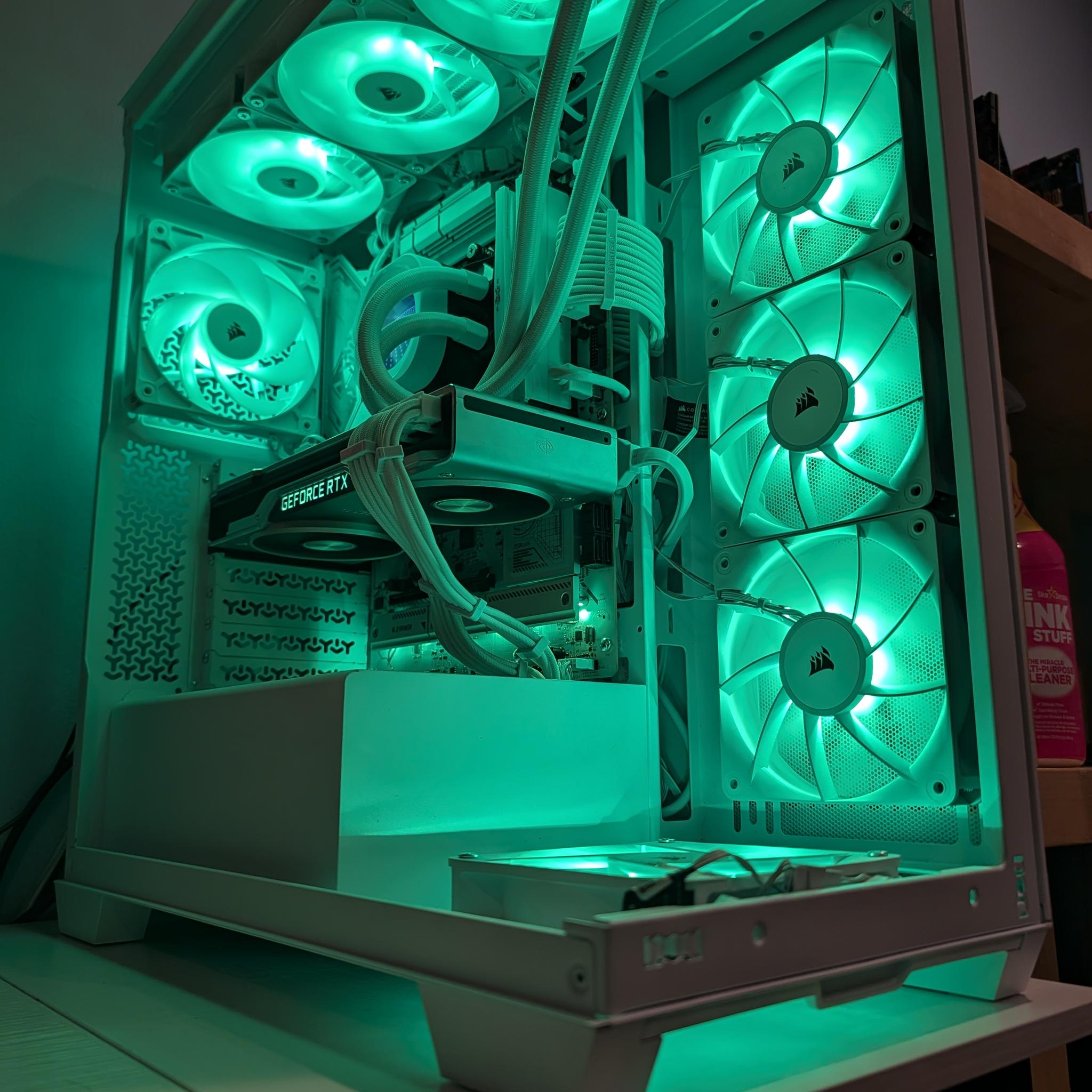High-End gaming PC BYO GRAPHICS CARD 32gb DDR5 600 CL30 9800X3D X870 SCREEN WATER COOLED