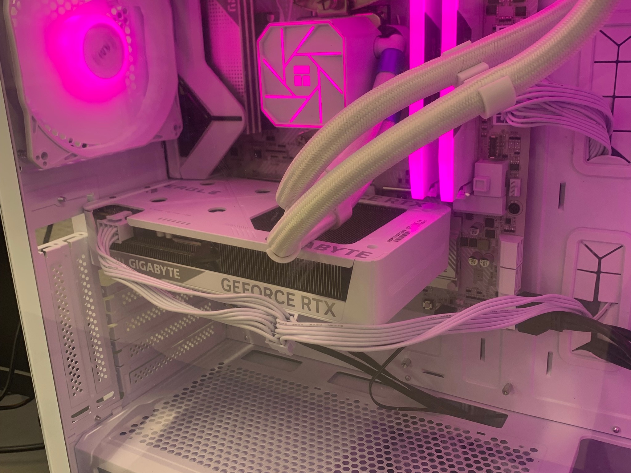 Christmas blast 9600X / RTX 5060 / 4 TB / 32 gb