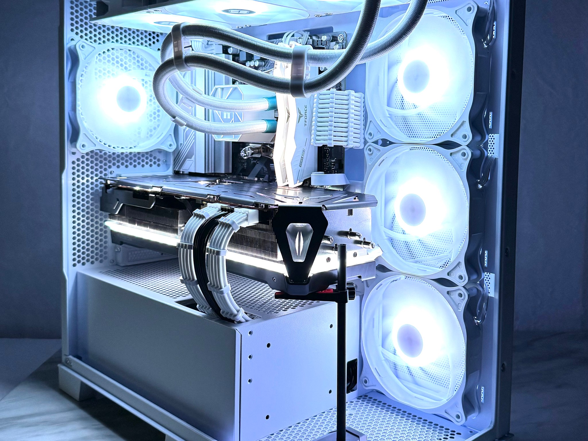 ⬜️⚫️Ultimate 4K/1440p Gaming workstation◻️Rx 7900 XTX◻️Ryzen 7 8700F ◻️W11 pro◻️32gb Ram◽️1Tb ⚫️⬜️