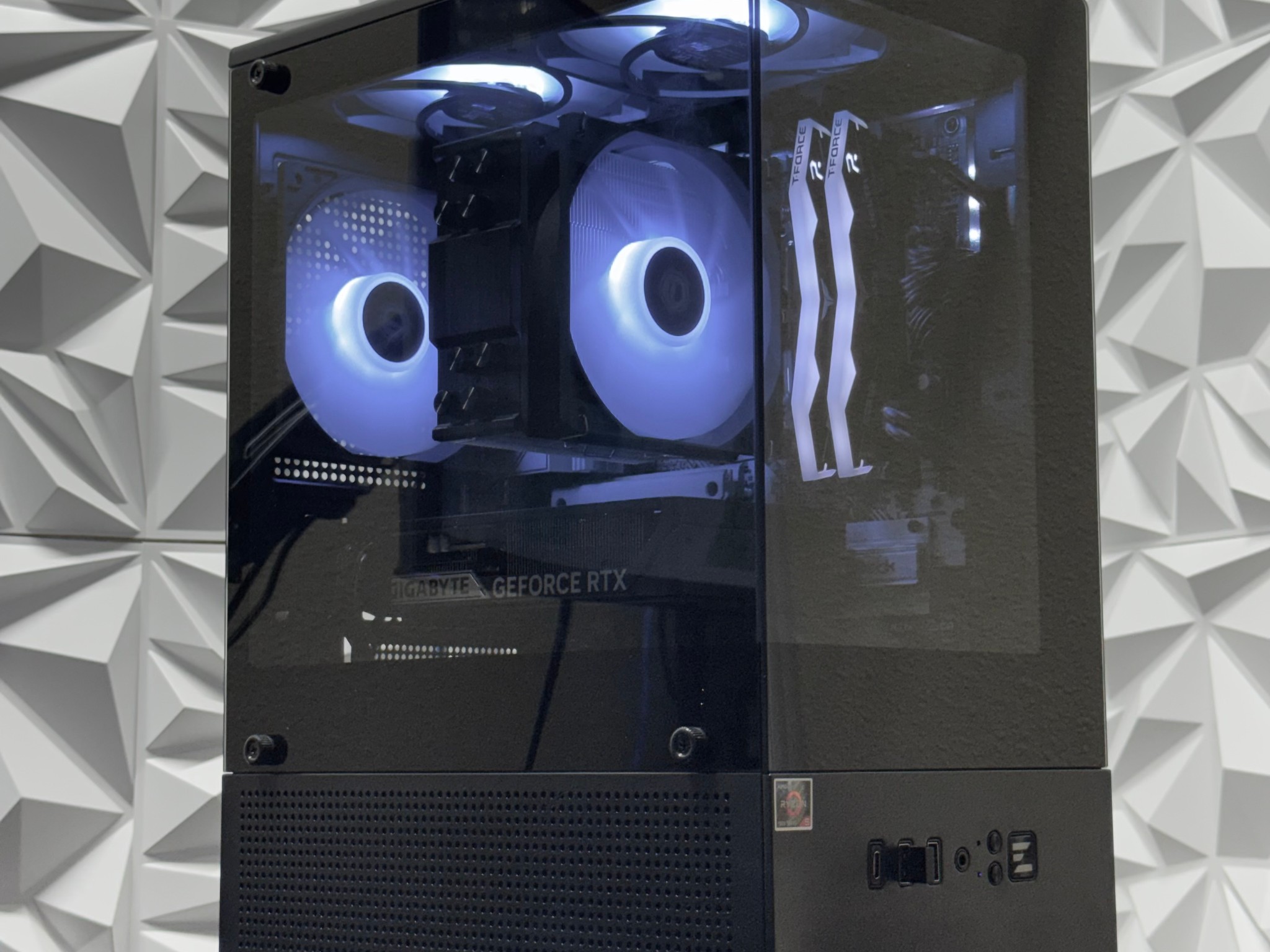 RTX 5060 / Ryzen 5 7600x / 16GB 6000MHz DDR5 / 500GB P310 Crucial ssd / windows 11 pro