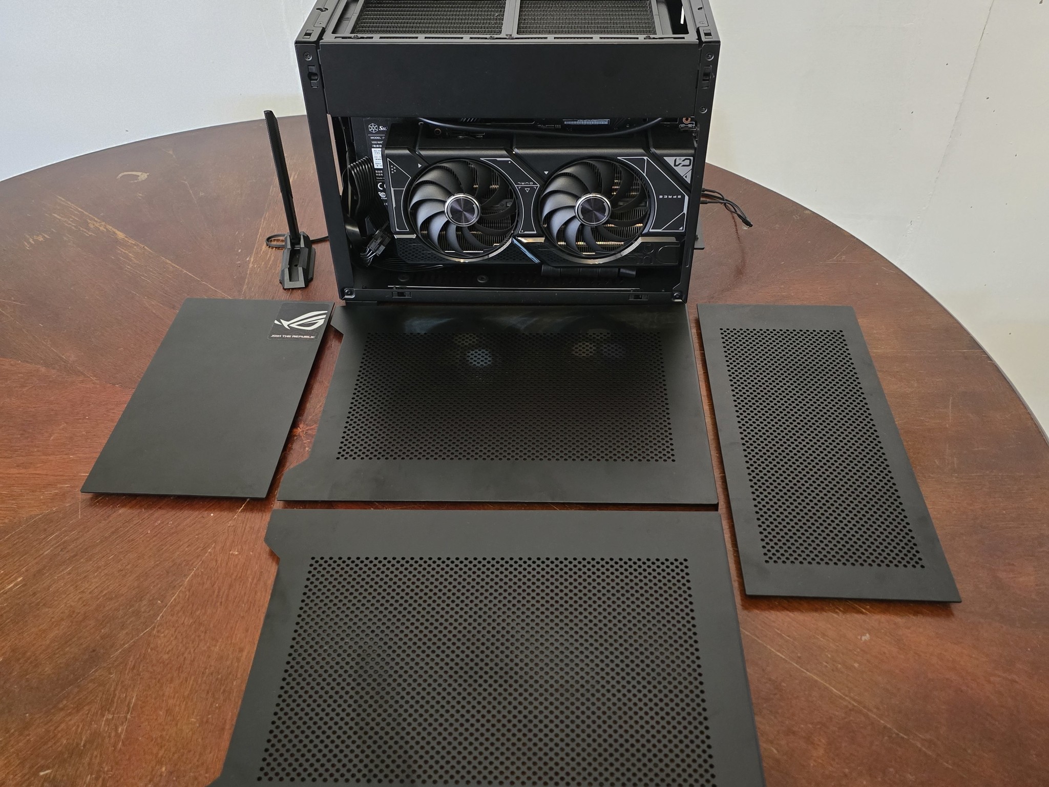 Compact Gaming – Ryzen 7 7800X3D | RTX 4070 | 64GB DDR5 | 240mm AIO | 1000W Platinum SFF PC