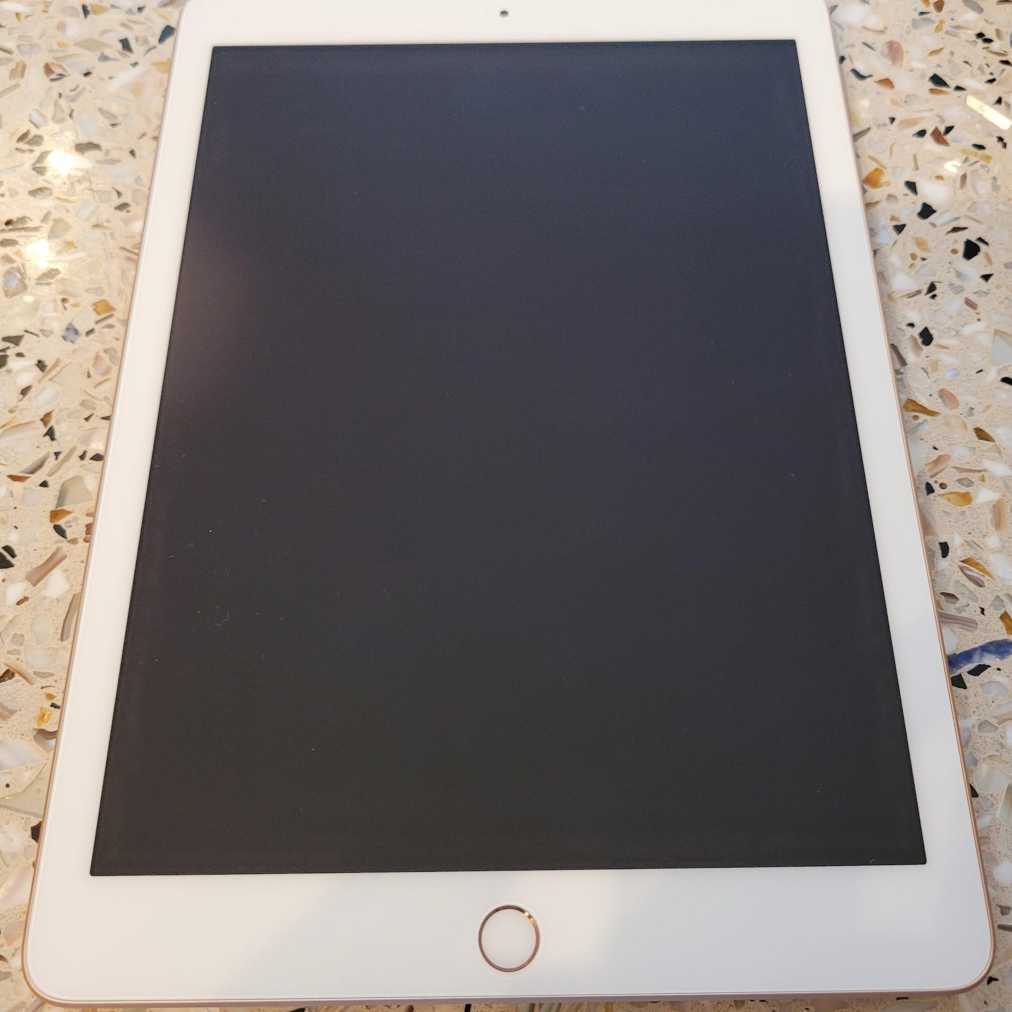 Excellent Condition iPad 6th Generation 32gb + many accessories! 