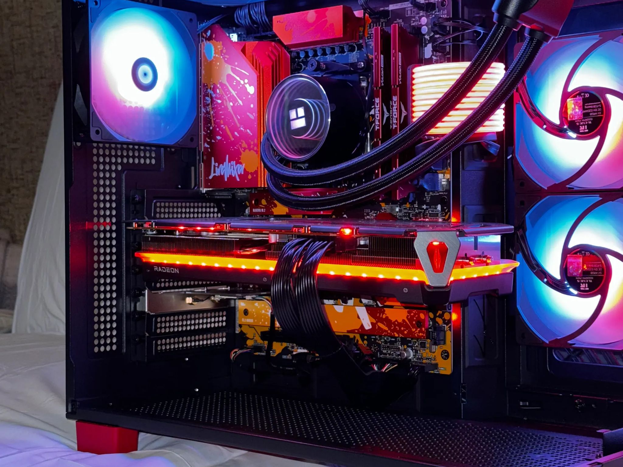 Red Harlow | Ryzen 5 7600x | RX 7800 XT 16 GB | 32 GB DDR5 RAM | 1 TB SSD