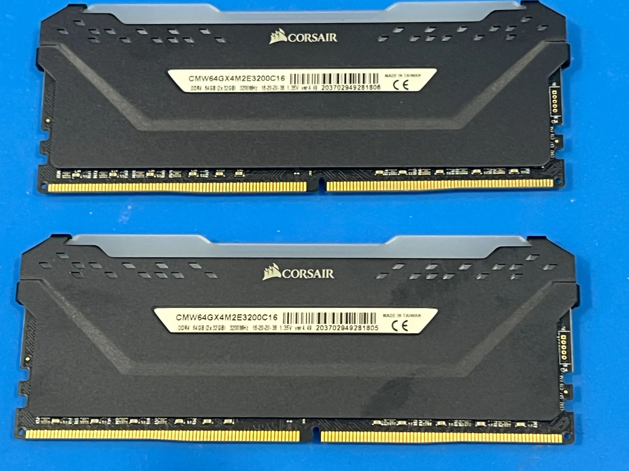 CORSAIR VENGEANCE® RGB PRO 64GB (2 x 32GB) DDR4 DRAM 3200MHz C16 Memory Kit — Black