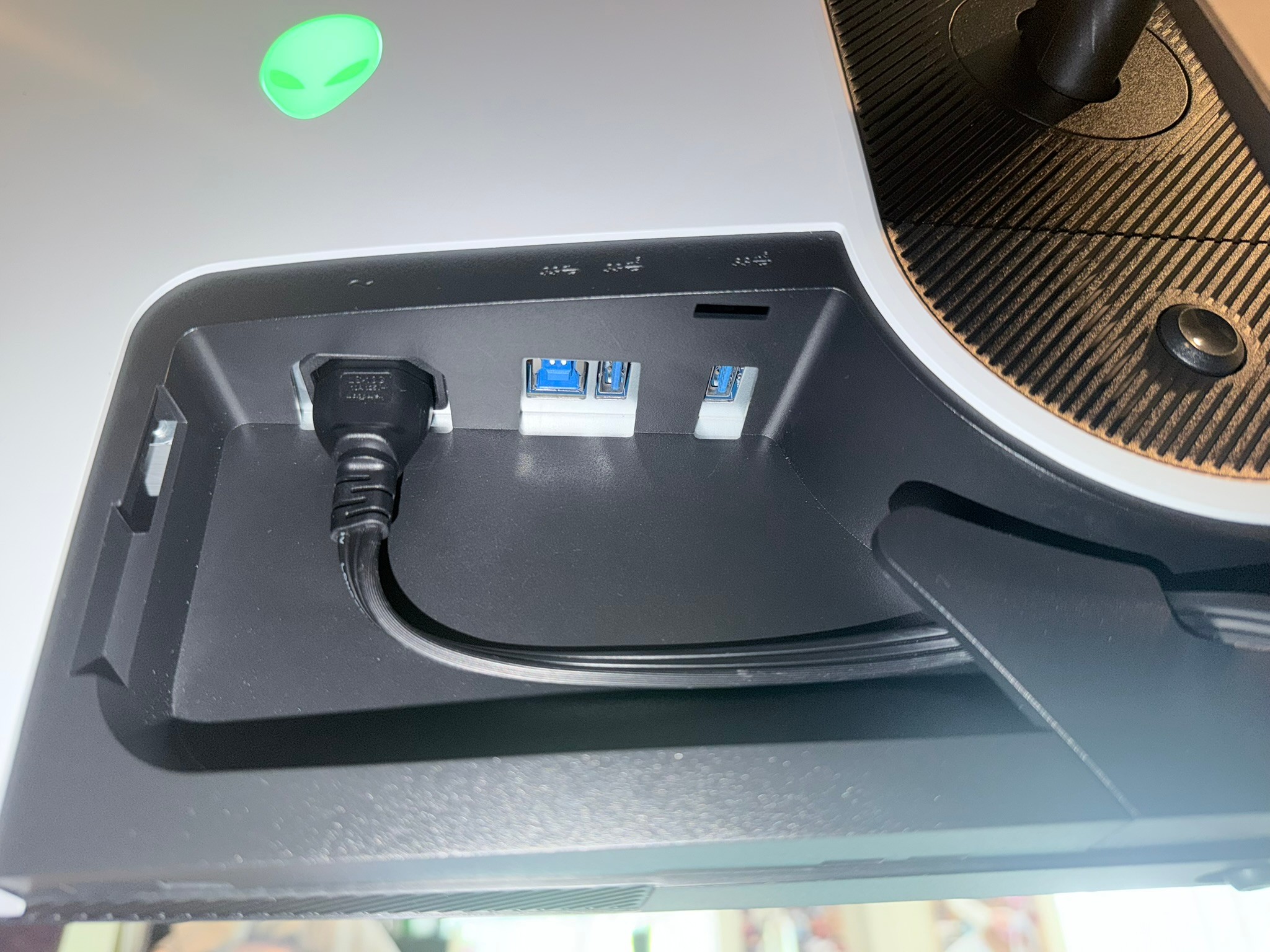 Alienware AW2723DF Gaming Monitor - 27-inch (OC up to 280hz @ 2560 x 1440)