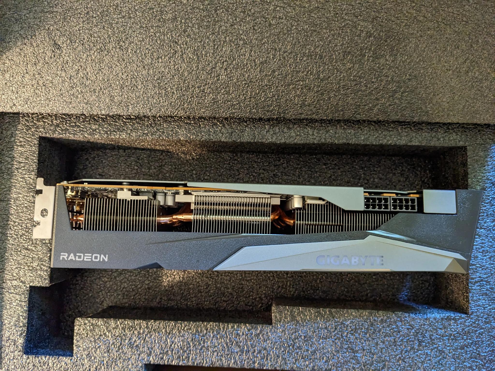 2 MONTH USED Gigabyte Radeon RX 6800 OC 16 GB