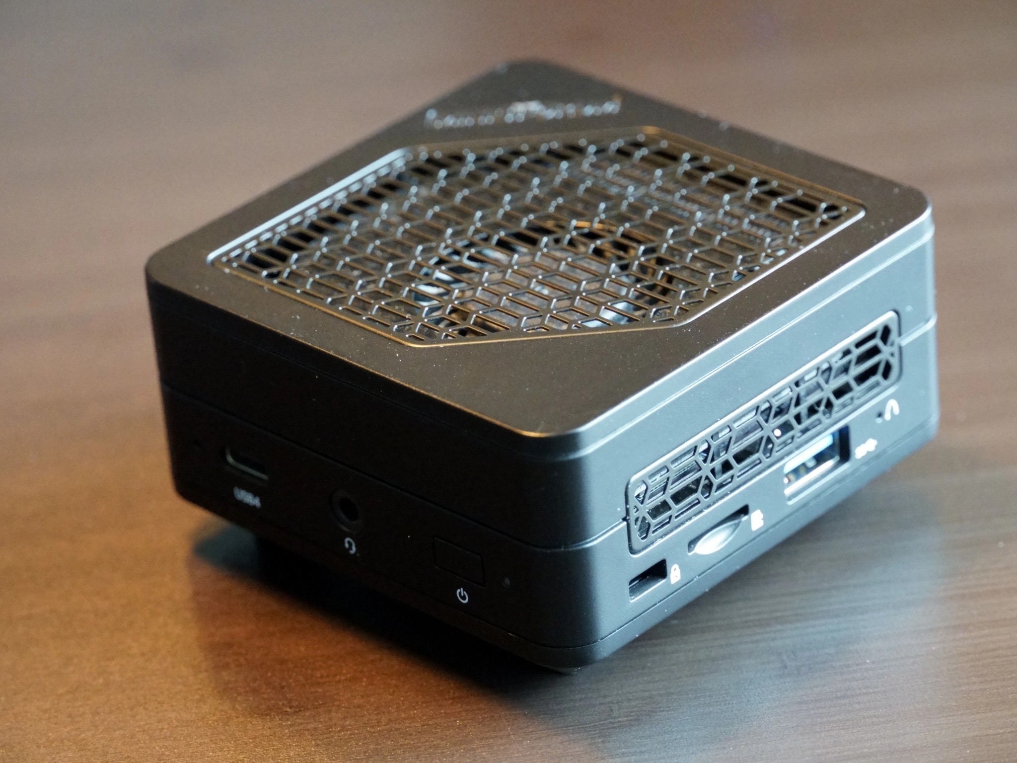 Minisforum EM680 Pocket PC Ryzen 7 6800U