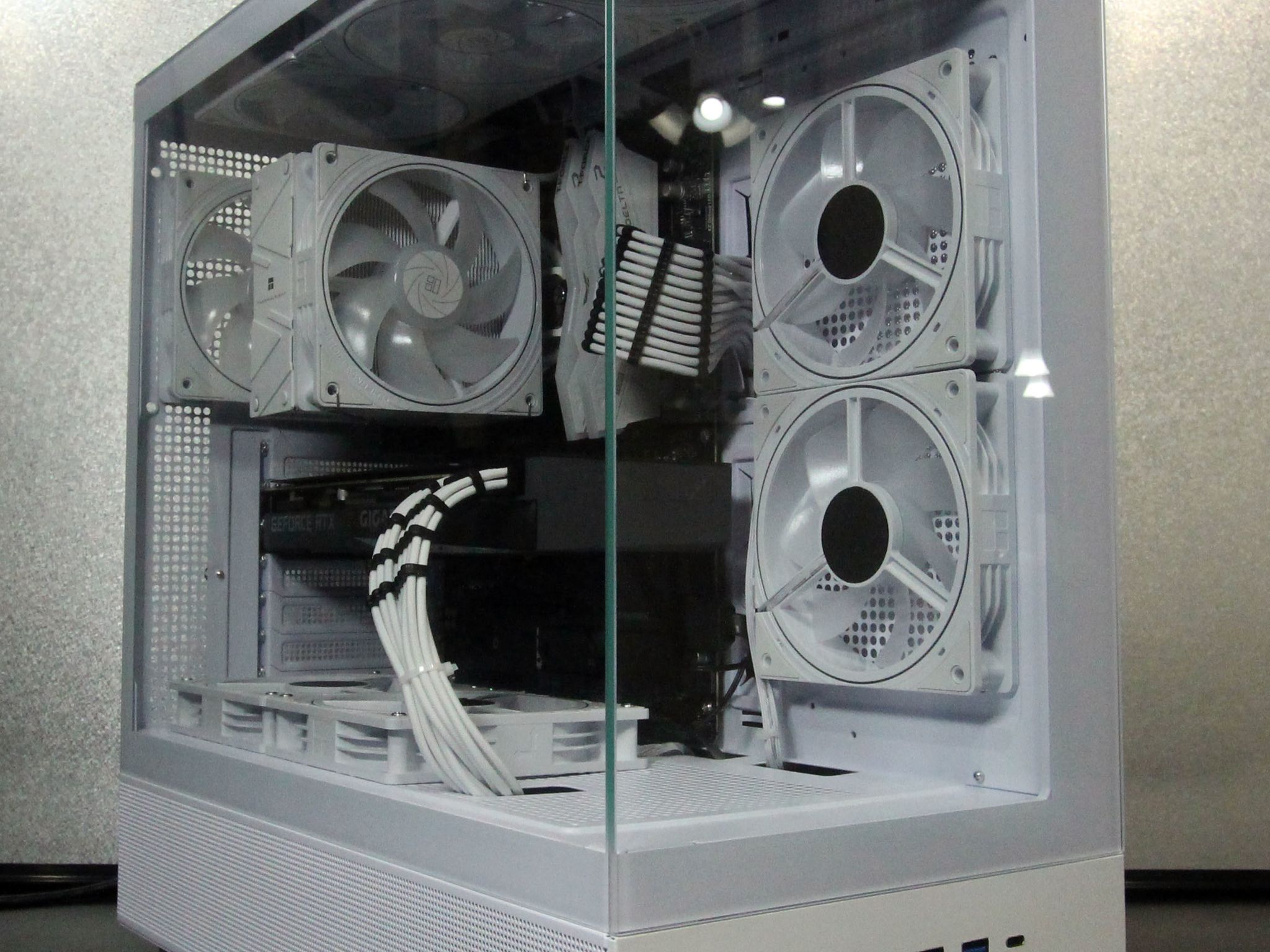 White Gaming PC / AMD Ryzen 5 7600X / RTX 3070 / 32GB / 1TB / Windows 10 Pro