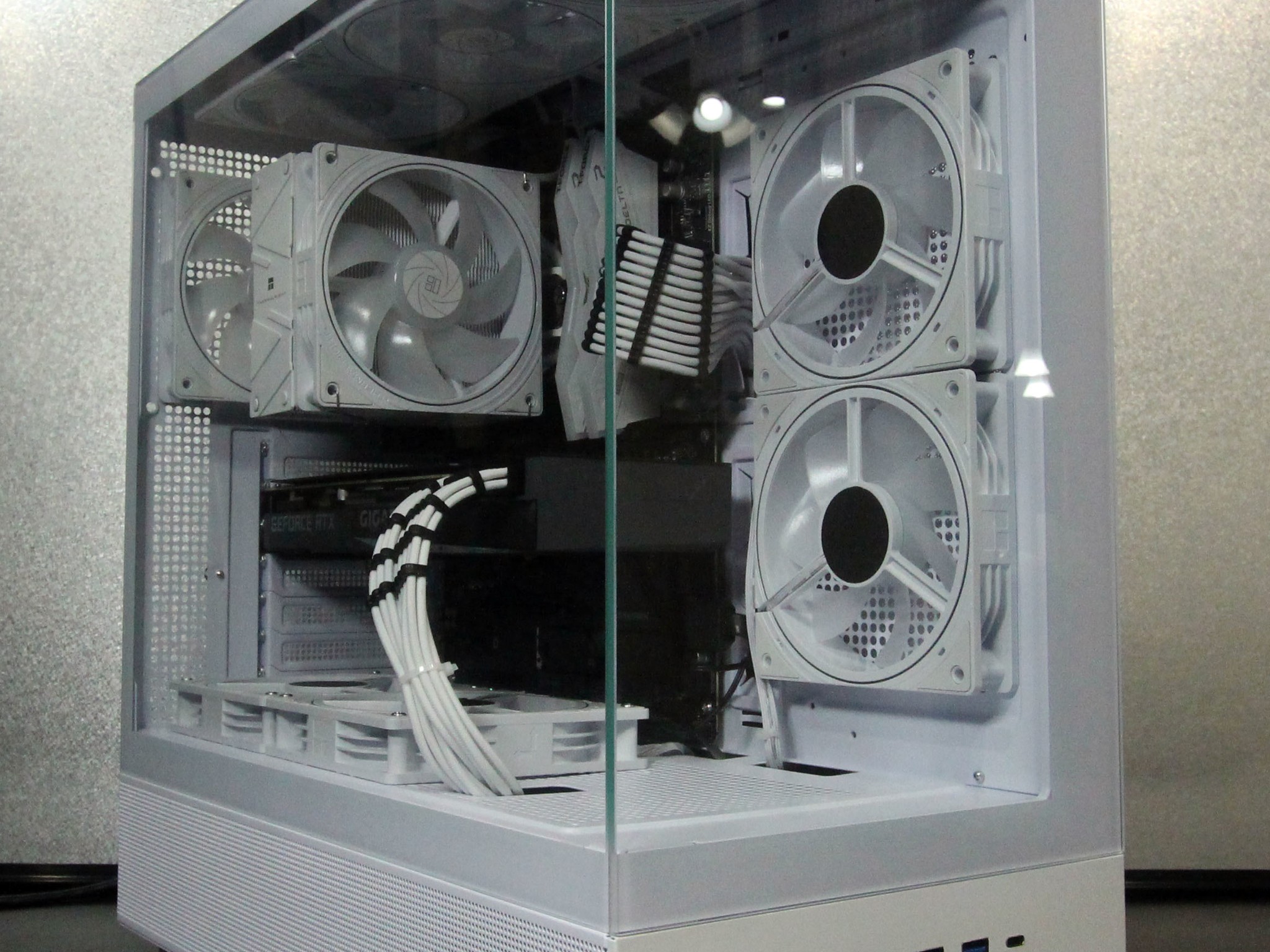 White Gaming PC / AMD Ryzen 5 7600X / RTX 3070 / 32GB / 1TB / Windows 10 Pro