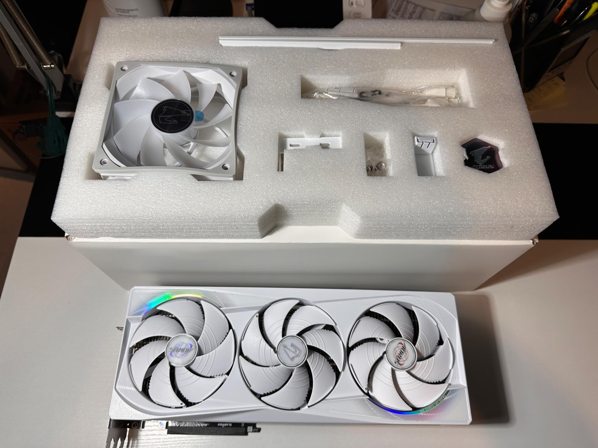 Gigabyte AORUS RTX 5080 Master Ice