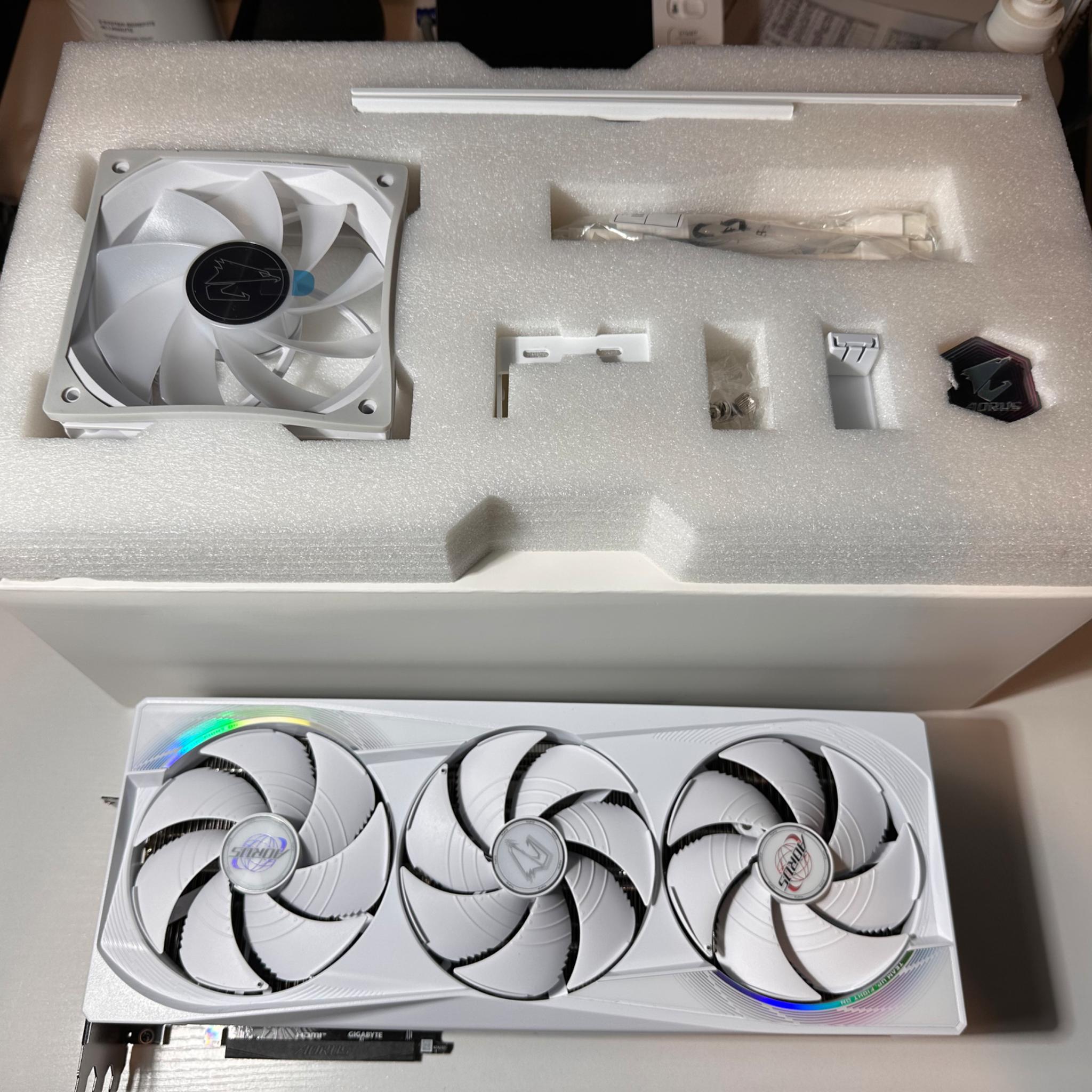 Gigabyte AORUS RTX 5080 Master Ice