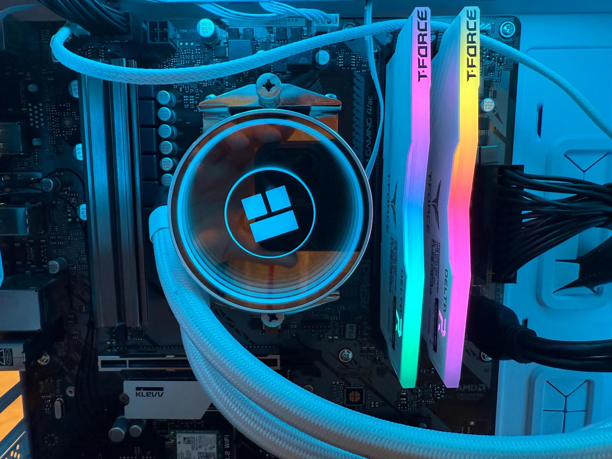 Iced Yeti         [ GeForce RTX 3070,   Ryzen 5 5600x,  1TB SSD,  32GB DDR4,   850W