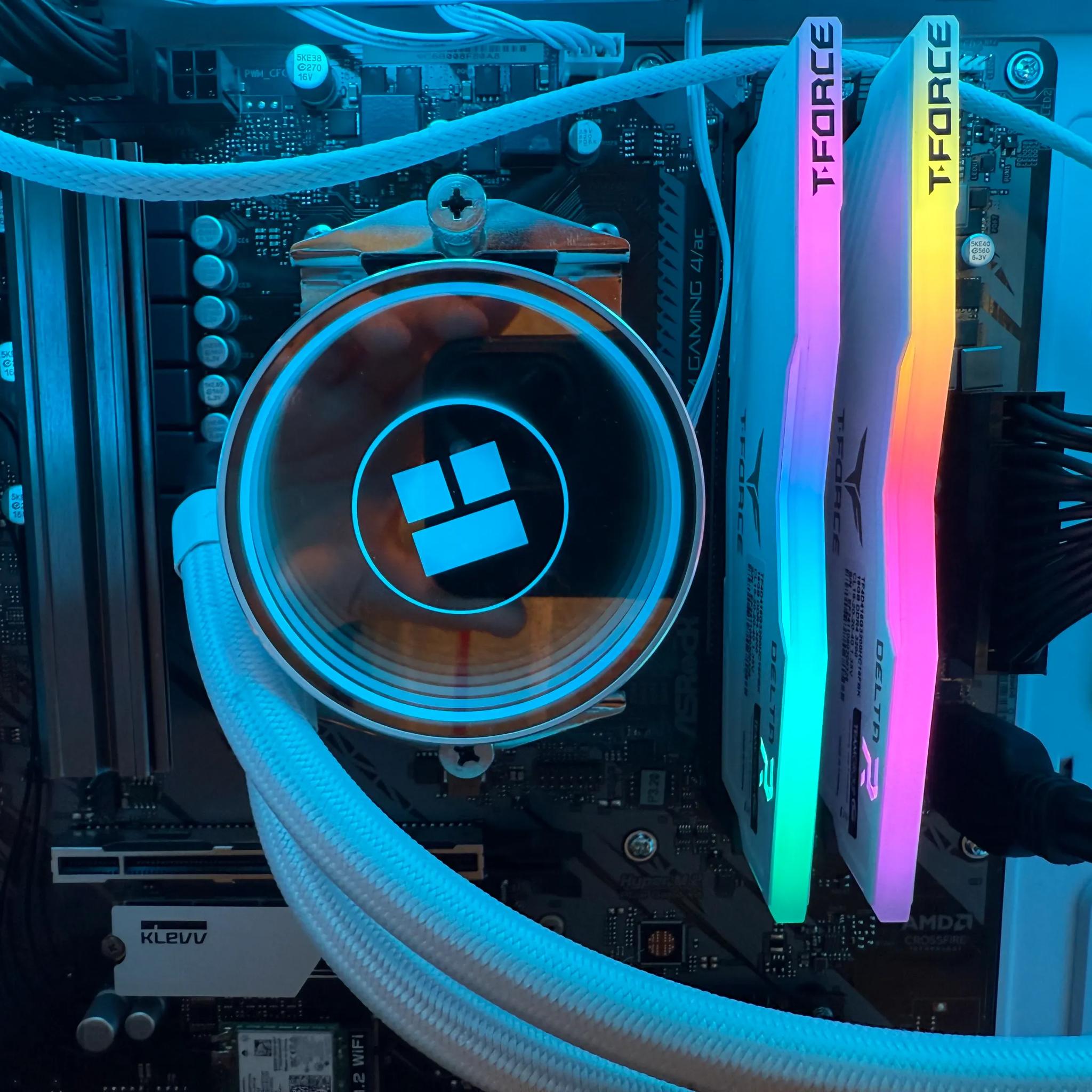 Iced Yeti         [ GeForce RTX 3070,   Ryzen 5 5600x,  1TB SSD,  32GB DDR4,   850W