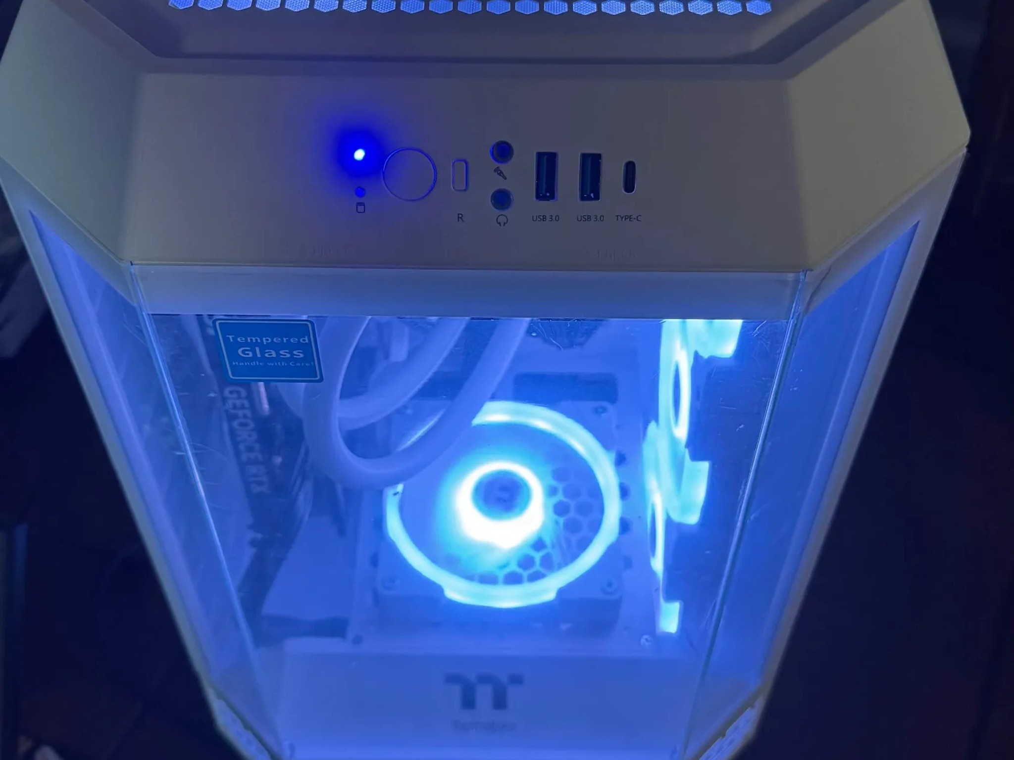 Tower 250|ROG Strix B650-I|9800X3D|32GB 6000Mts|2TB|4070Ti Super