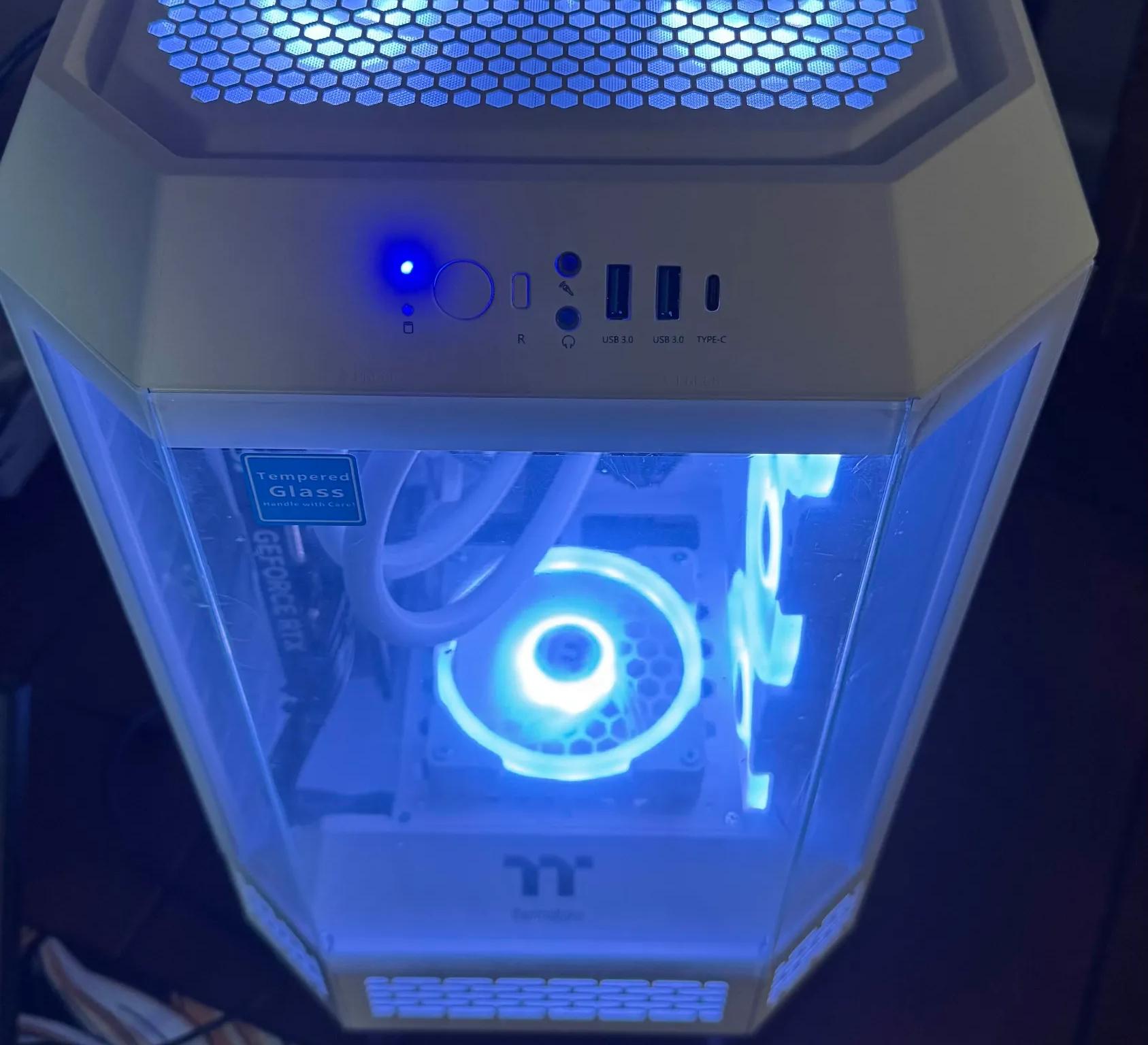 Tower 250|ROG Strix B650-I|9800X3D|32GB 6000Mts|2TB|4070Ti Super