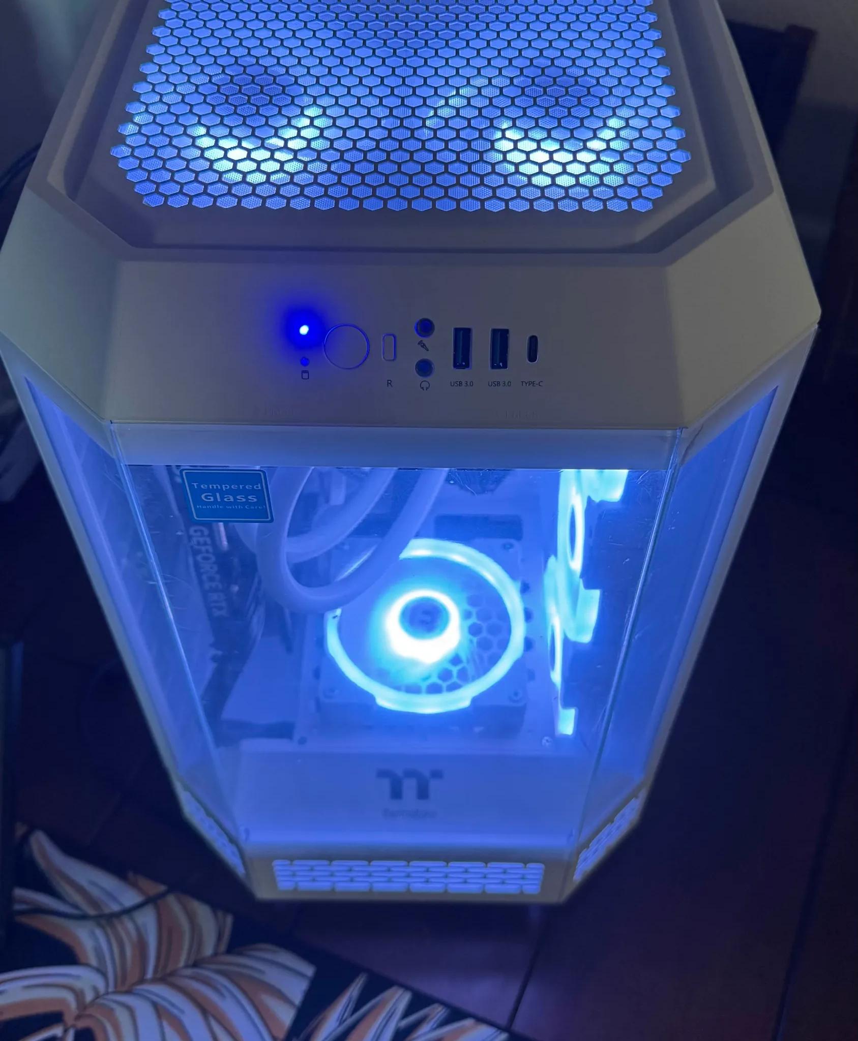 Tower 250|ROG Strix B650-I|9800X3D|32GB 6000Mts|2TB|4070Ti Super